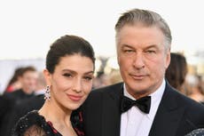 Alec Baldwin defiende a su esposa acusada de fingir identidad Hispana