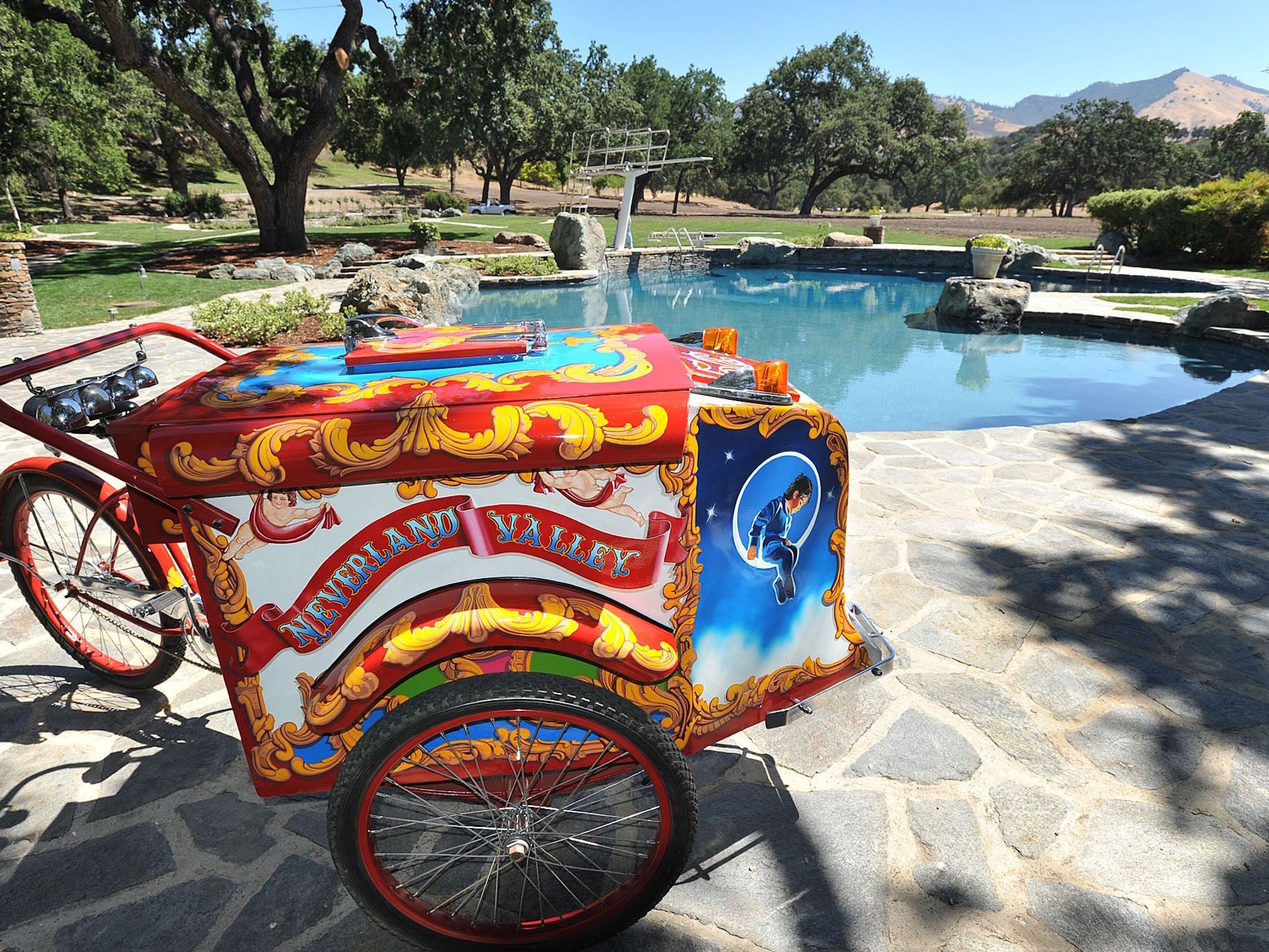Una colorida bicicleta vintage de helados en el rancho. &nbsp;