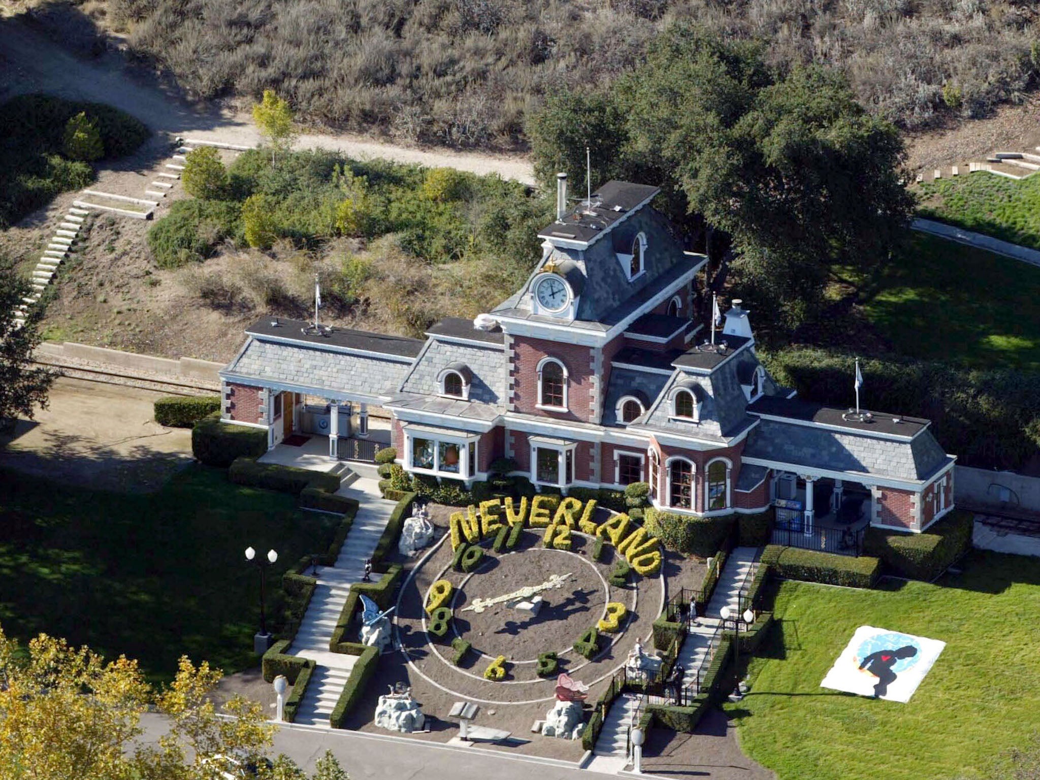 Los altibajos del rancho Neverland en California reflejan la vida de montaña rusa de su propietario Michael Jackson
