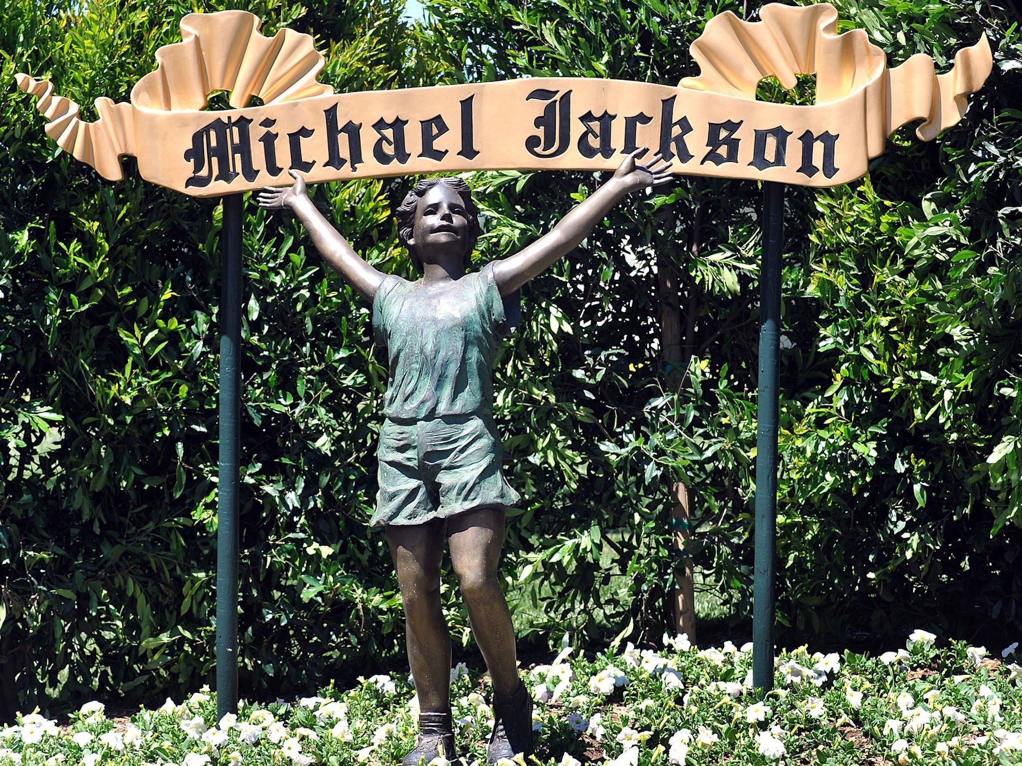 Uno de los dos carteles de bienvenida que marcaban la entrada al rancho, que Jackson bautizó así por el mundo de fantasía habitado por Peter Pan, el niño que nunca creció