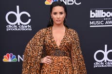 Demi Lovato presume sus estrías y manda enérgico mensaje
