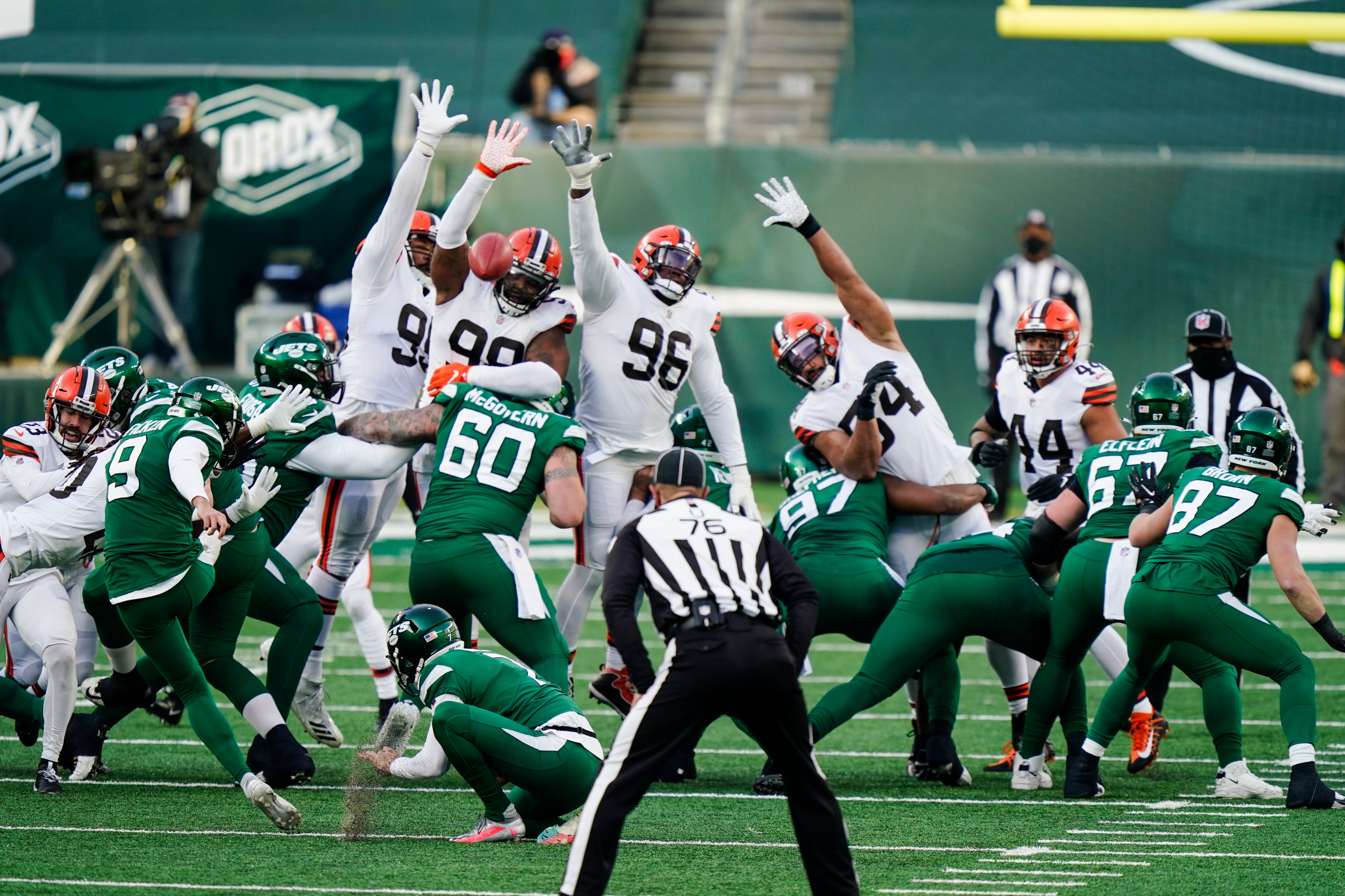 La línea defensiva de los Browns de Cleveland se alza para bloquear un intento de gol de campo del pateador Sam Ficken de los Jets de Nueva York.