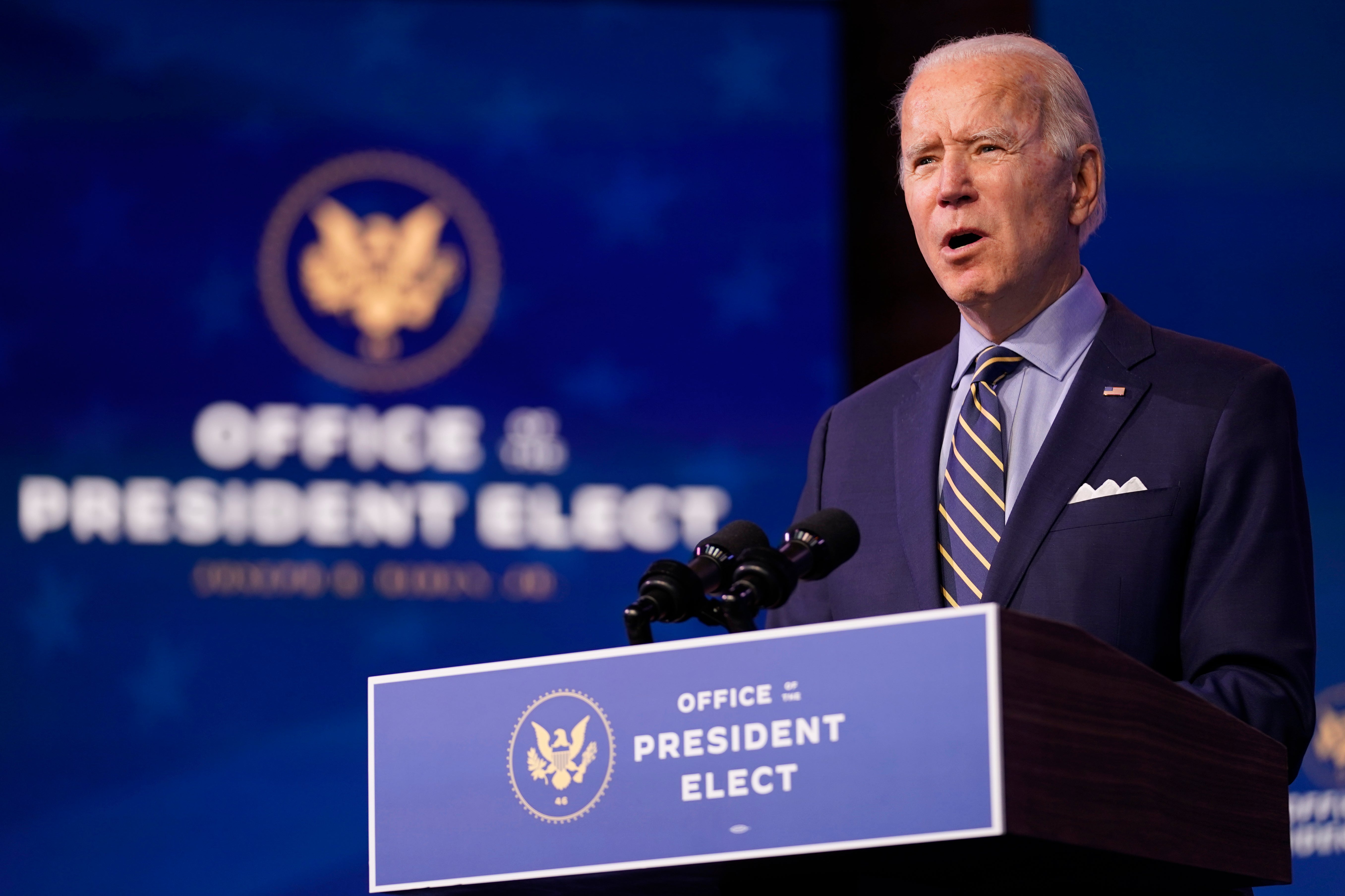 COVID: Joe Biden critica a Donald Trump por el ritmo de la vacunación