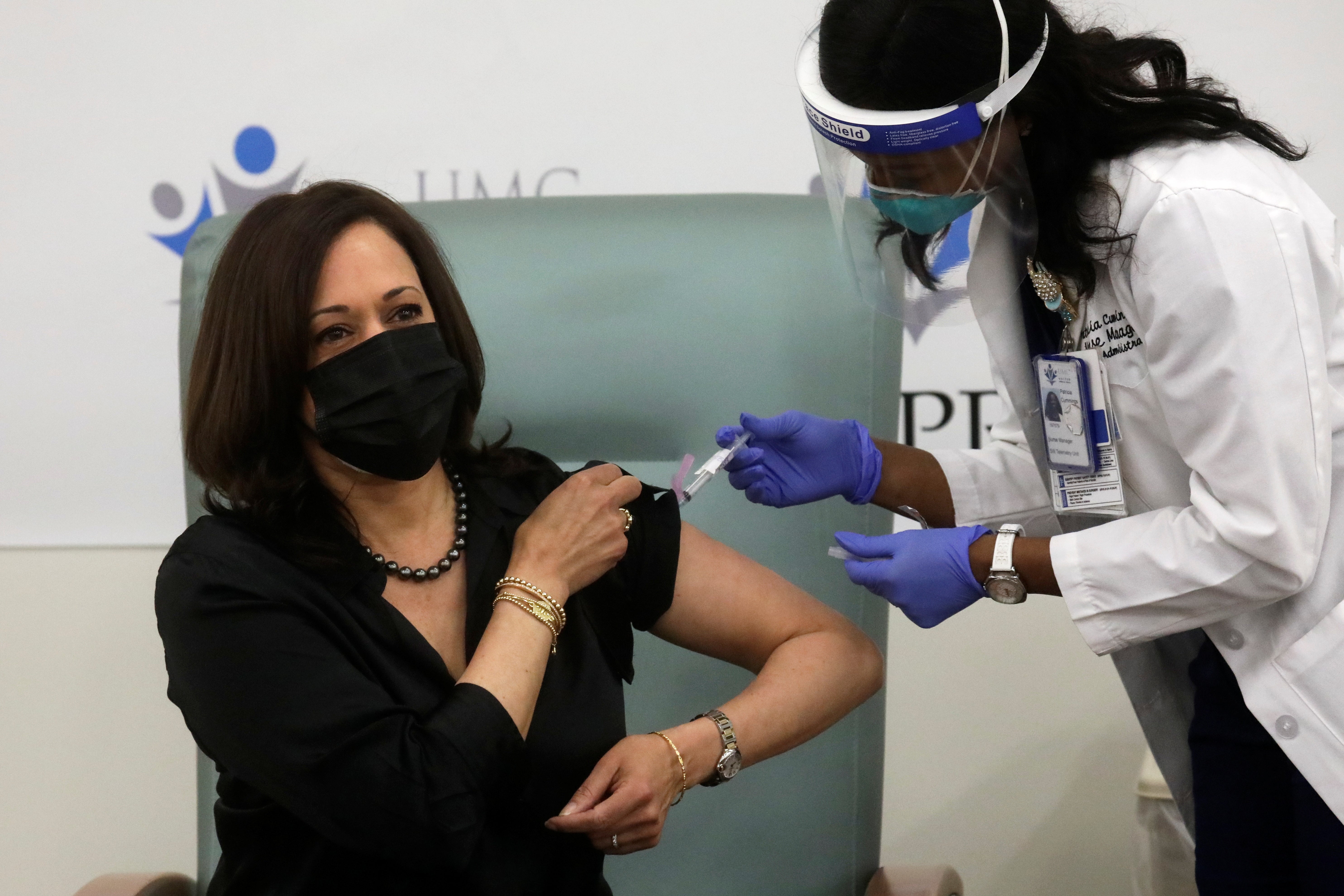 La enfermera Patricia Cummings administró una inyección de la vacuna Moderna en el brazo izquierdo de la vicepresidenta entrante.