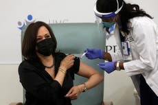 Aplican a Kamala Harris su primera dosis de la vacuna contra COVID-19