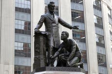 Retiran estatua de Abraham Lincoln con esclavo a sus pies de parque de Boston