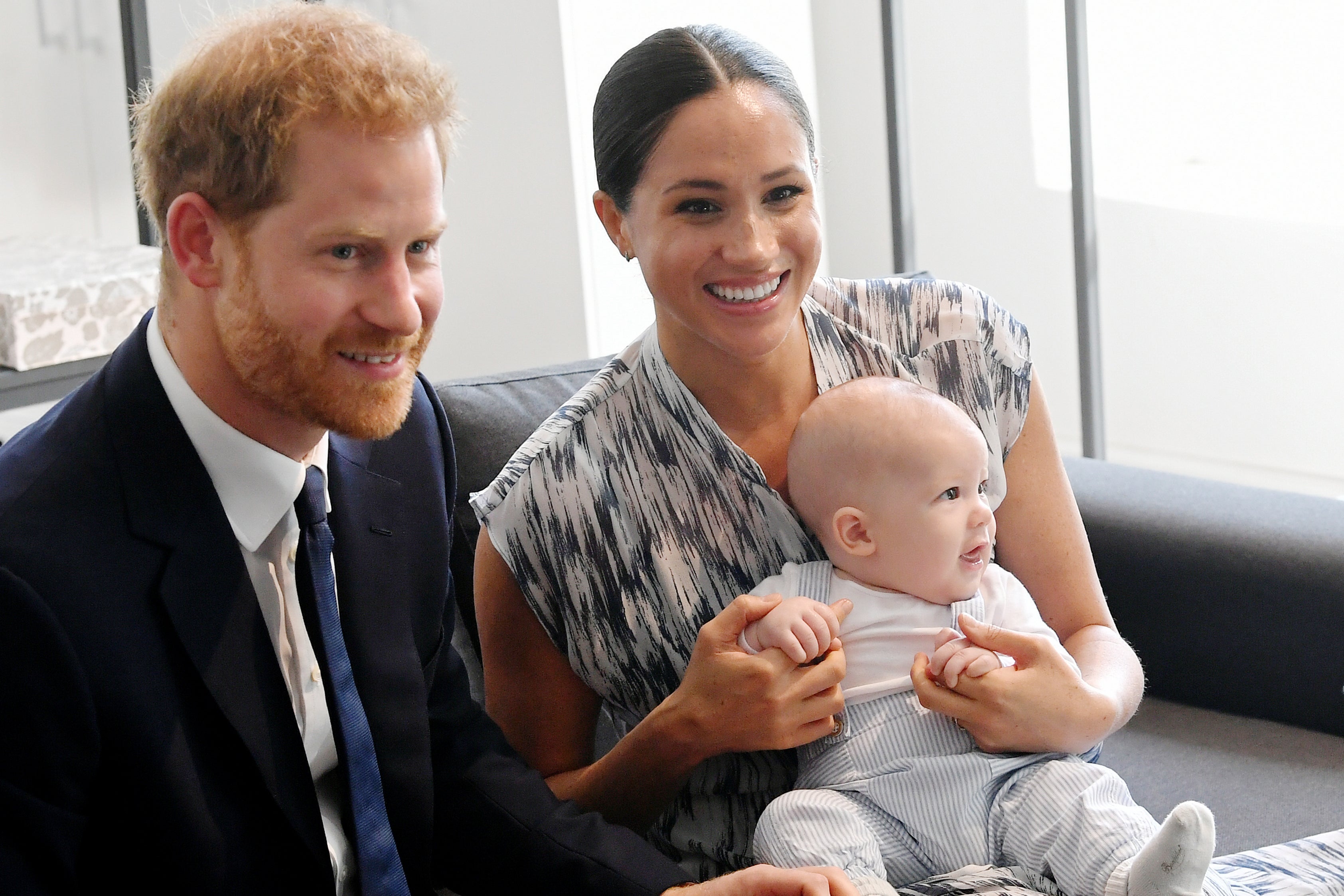 Archie, el hijo del príncipe Harry y Meghan Markle, aparece en el primer podcast de la pareja 