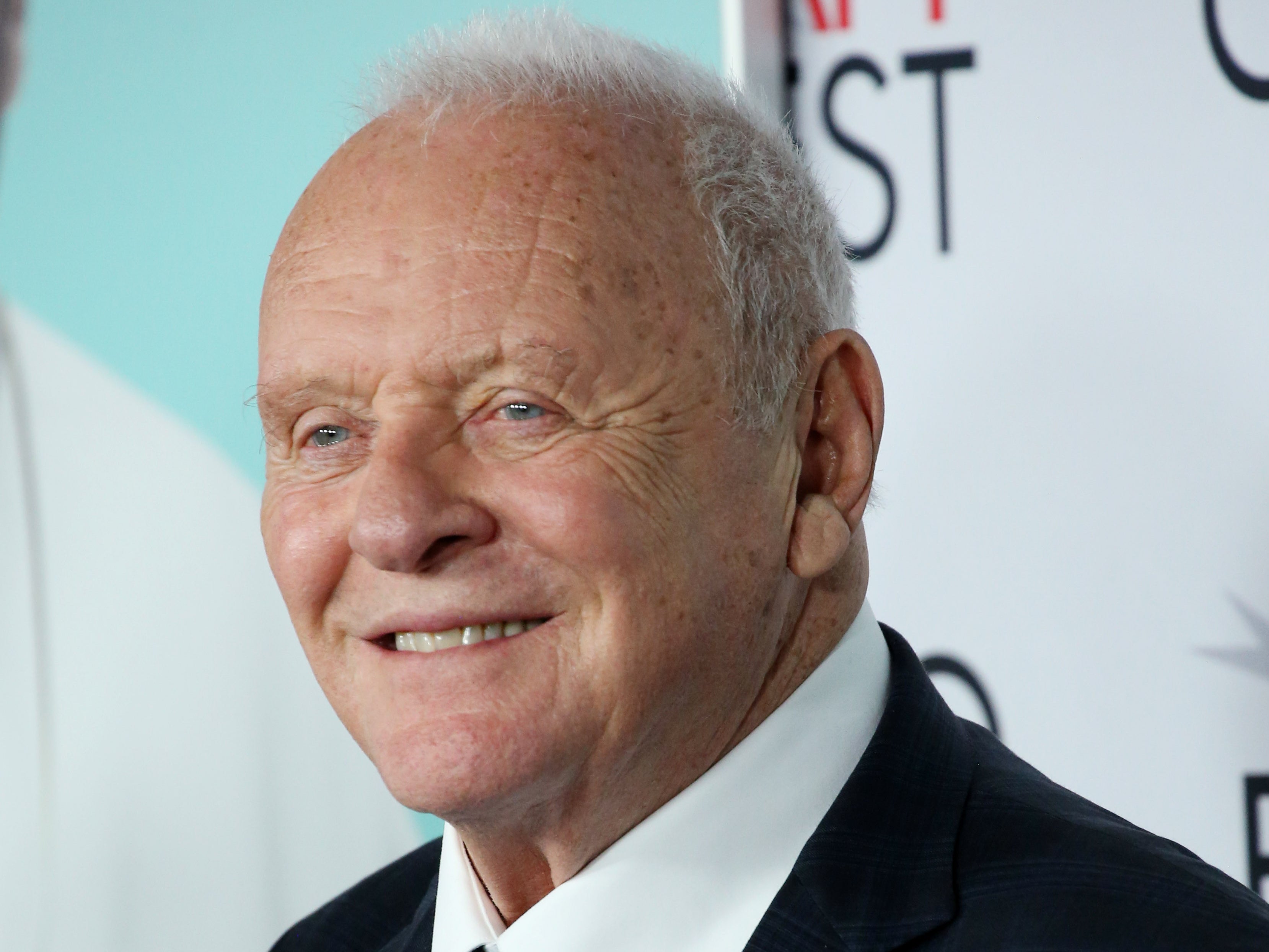 Anthony Hopkins celebra 45 años de sobriedad con emotivo mensaje