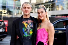 Anwar Hadid aclara su opinión sobre la vacuna COVID-19: “No soy antivacunas”