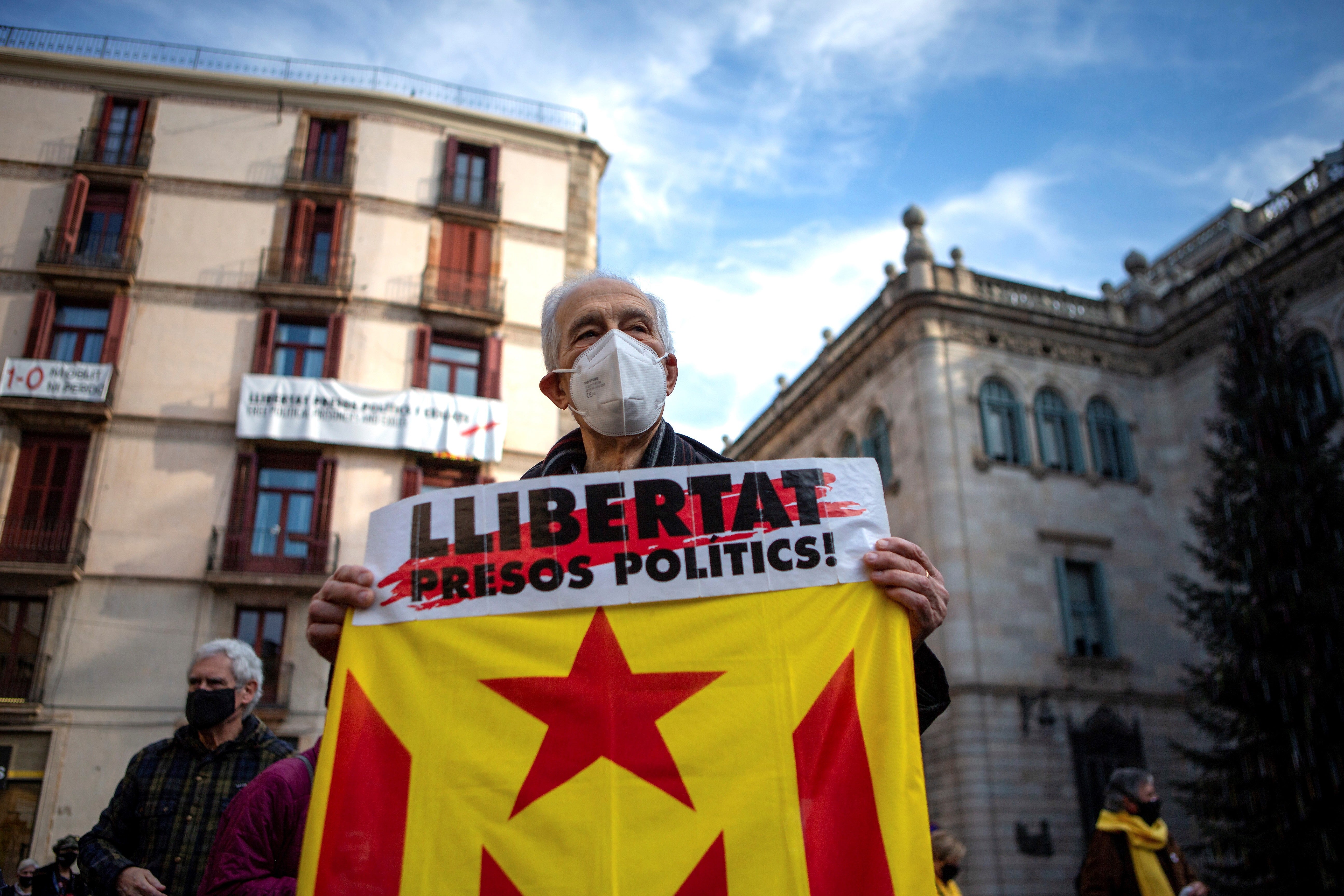 Un hombre con una pancarta que decía 'Libertad para los presos políticos' en Barcelona a principios de este mes (EPA / ENRIC FONTCUBERTA)