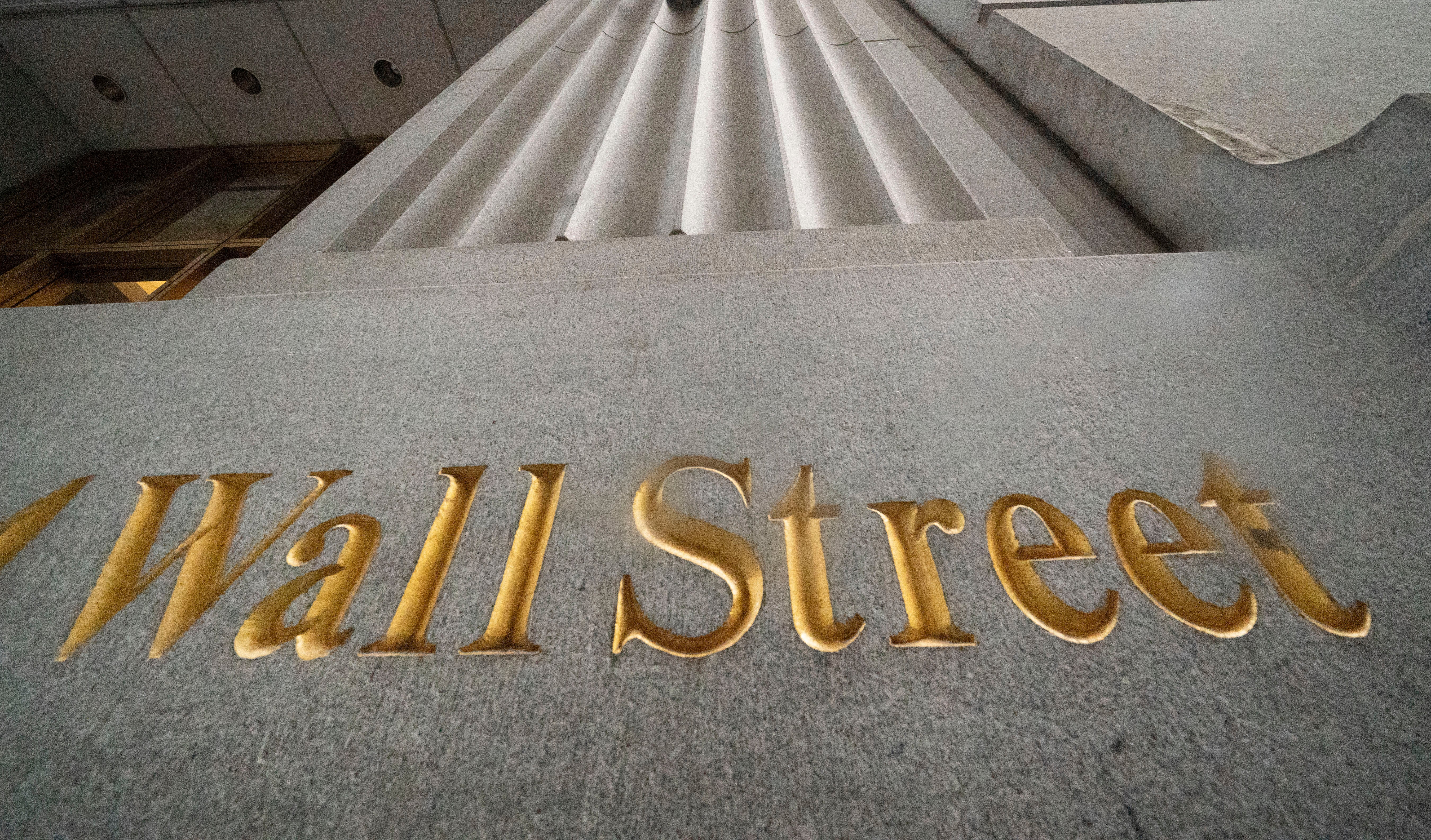 En esta imagen del 5 de noviembre de 2020 se ve un letrero de Wall Street grabado a un costado de un edificio en Nueva York.&nbsp;
