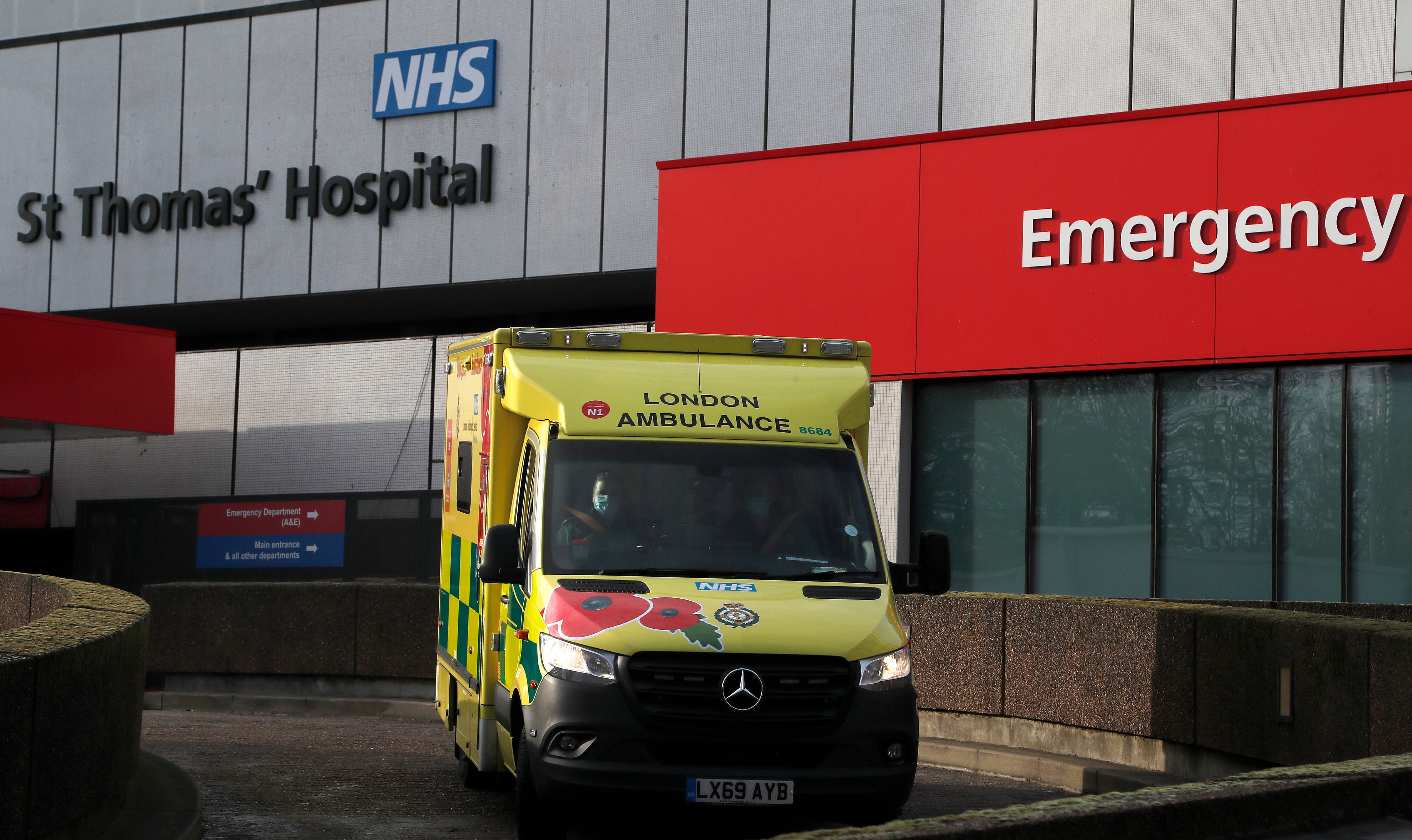 Los hospitales en Inglaterra se han visto rebasados por la gran cantidad de hospitalizaciones en los últimos días