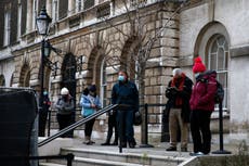 Muertes por COVID en Reino Unido supera récord