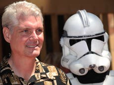 Tom Kane, voz de Yoda en The Clone Wars, pierde el habla tras sufrir un derrame cerebral