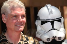 Tom Kane, voz de Yoda en The Clone Wars, pierde el habla tras sufrir un derrame cerebral