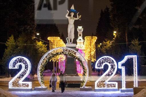 La gente pasa los números "2021" instalados para celebrar el próximo Año Nuevo en Moscú, Rusia, el martes 29 de diciembre de 2020.