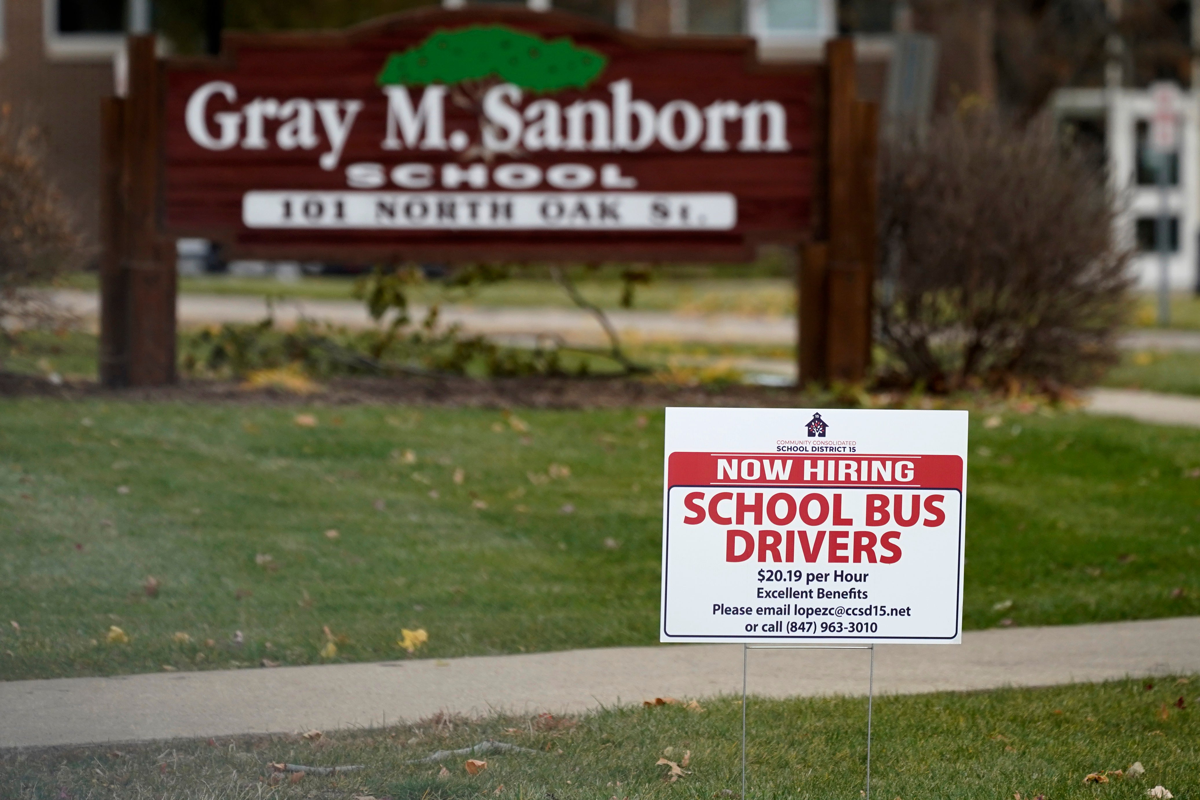 Un aviso de contrataciones afuera de la Escuela Primaria Gray M. Sanborn en Palatine, Illinois, el 5 de noviembre del 2020.