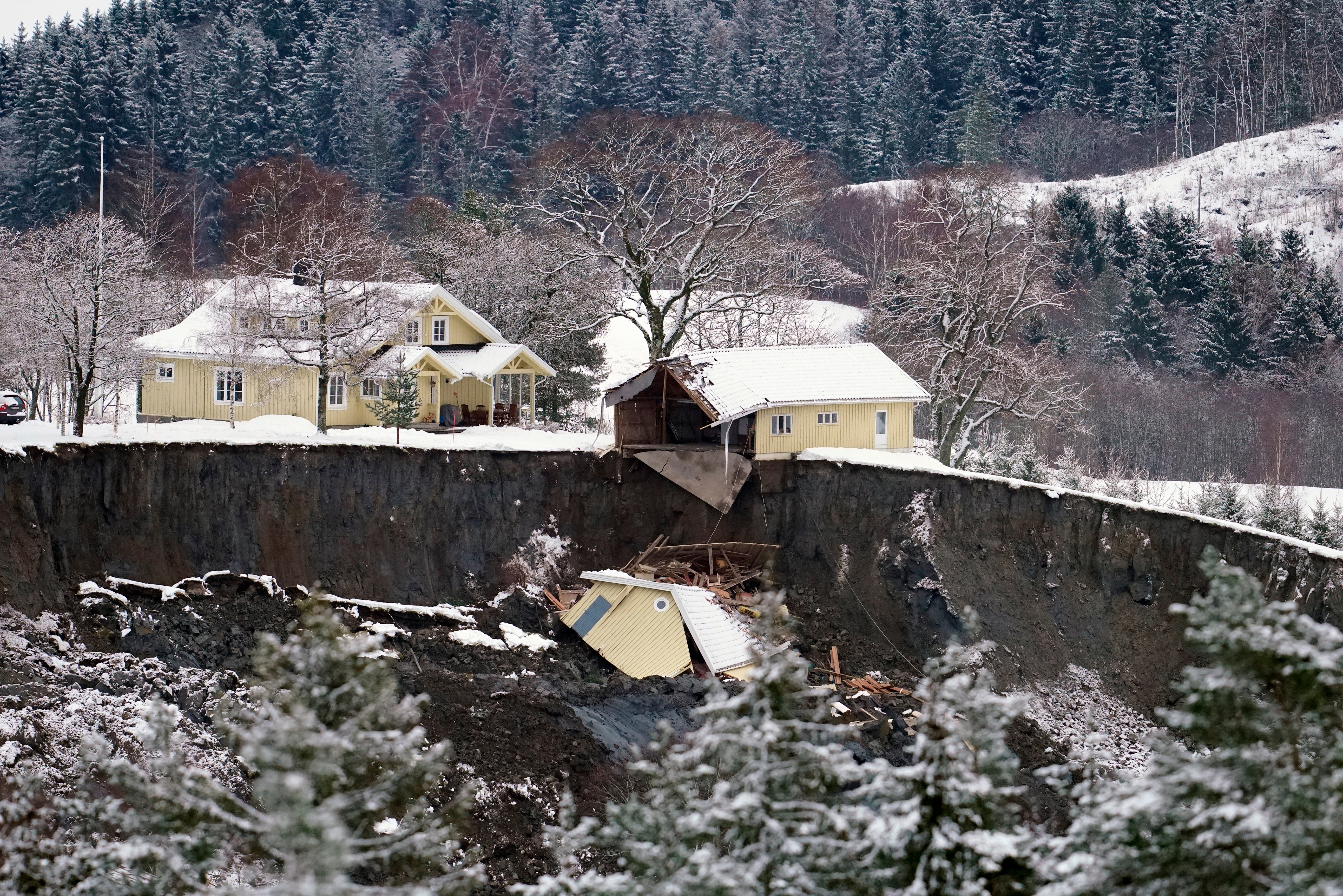 Varias viviendas destruidas luego de un deslizamiento de tierra en el municipio de Gjerdrum, cerca de Ask, Noruega, el jueves 31 de diciembre de 2020.&nbsp;