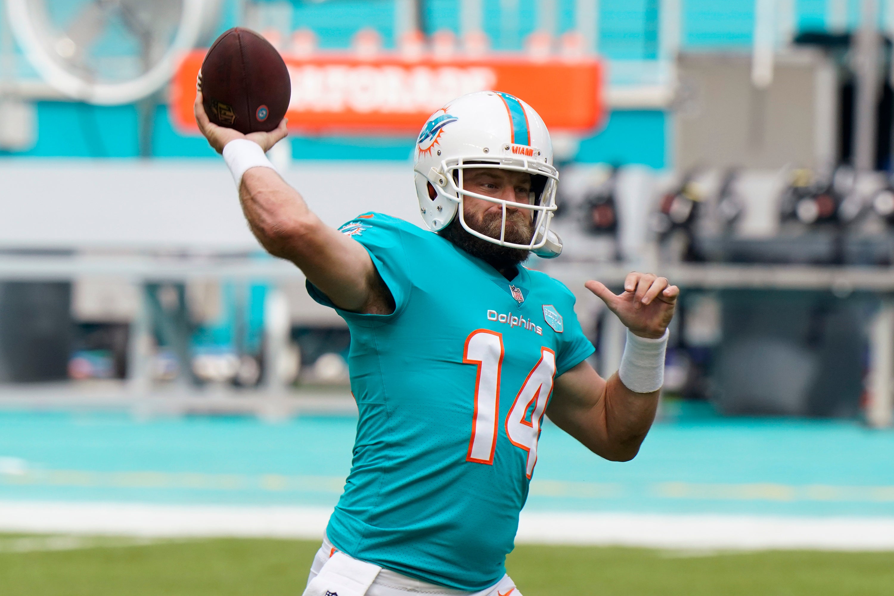 El quarterback Ryan Fitzpatrick, de los Dolphins de Miami, calienta antes de un partido de NFL ante los Bengals de Cincinnati, el domingo 6 de diciembre de 2020, en Miami Gardens, Florida.&nbsp;