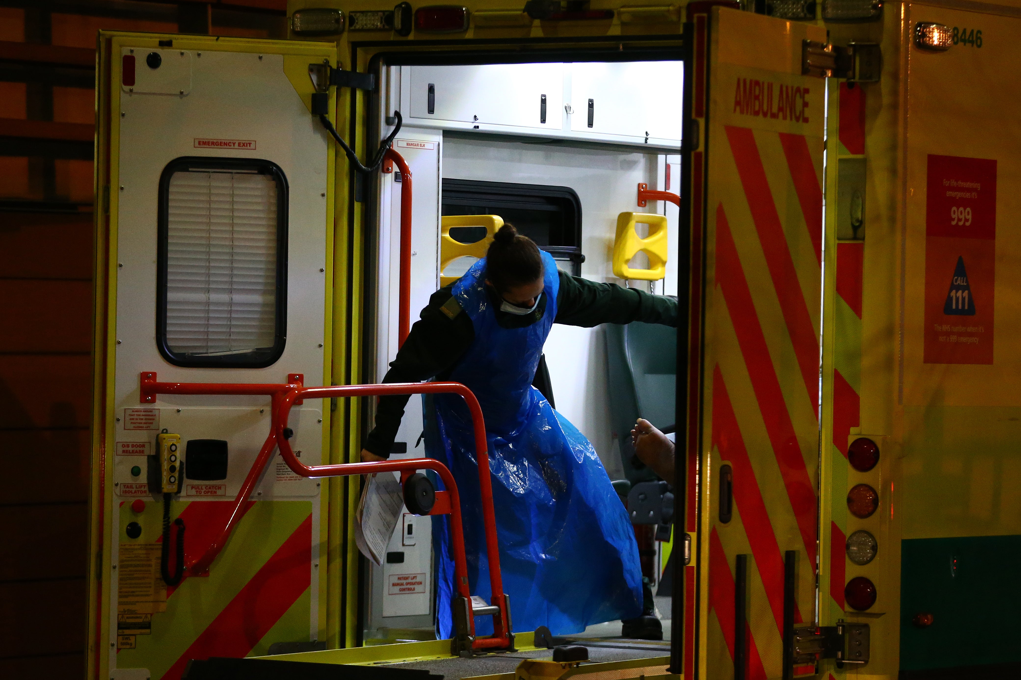 LONDRES, INGLATERRA - 31 DE DICIEMBRE: Un paramédico con EPP saca a un paciente de una ambulancia del Hospital Real de Londres el 30 de diciembre de 2020 en Londres, Inglaterra. En el Reino Unido se registraron 964 muertes relacionadas con los covidáceos y 55892 nuevos casos en la víspera de Año Nuevo.&nbsp;