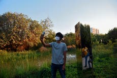 Aparece misterioso monolito ahora en la India, esta vez con un código para descifrar