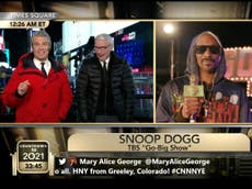 “¿Te has drogado en la Casa Blanca?”, preguntan Andy Cohen y Anderson Cooper a Snoop Dogg