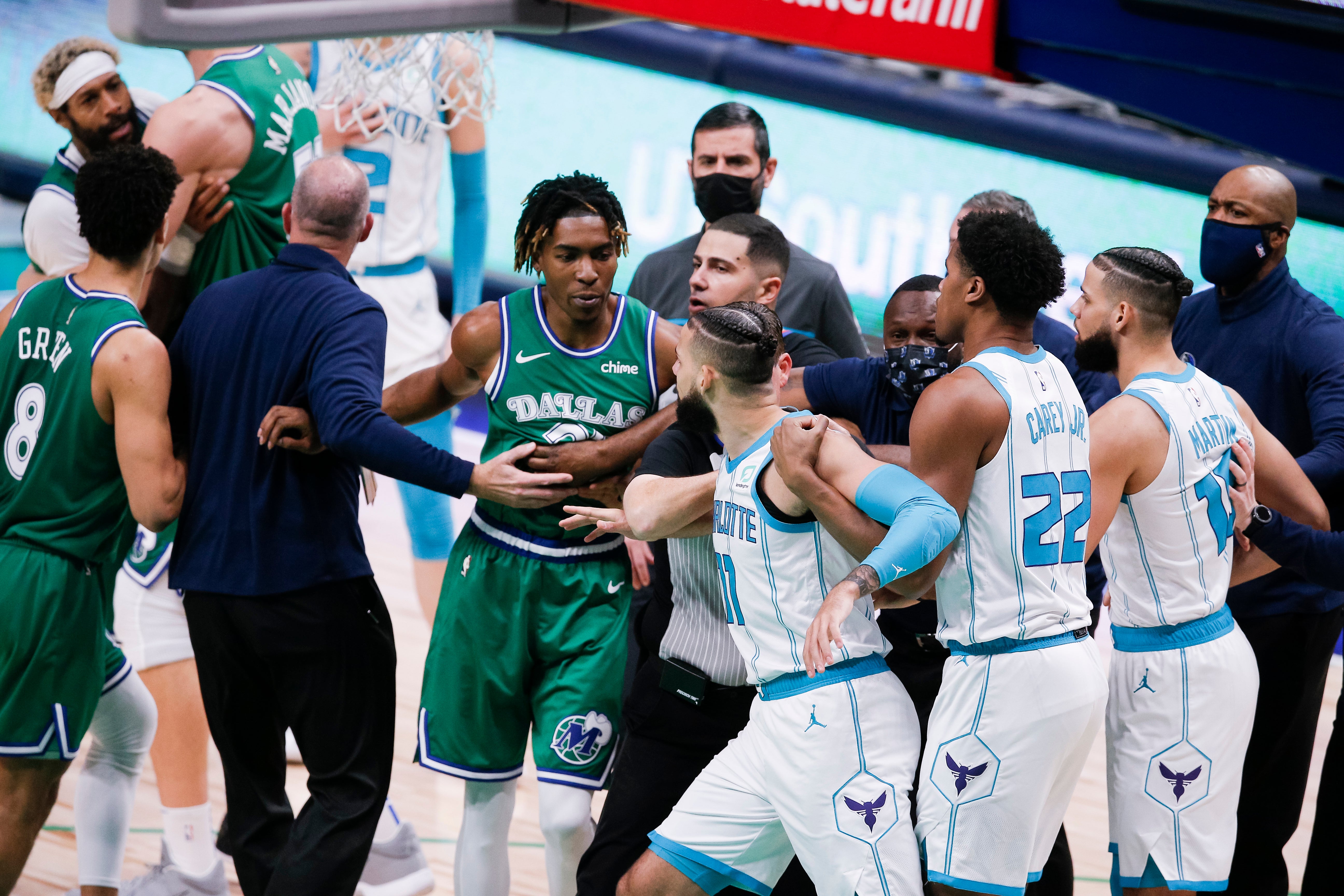 Entrenadores y árbitros separan a jugadores de los Mavericks de Dallas y los Hornets de Charlotte durante una riña en la segunda mitad del encuentro de NBA del miércoles 30 de diciembre de 2020, en Dallas.&nbsp;