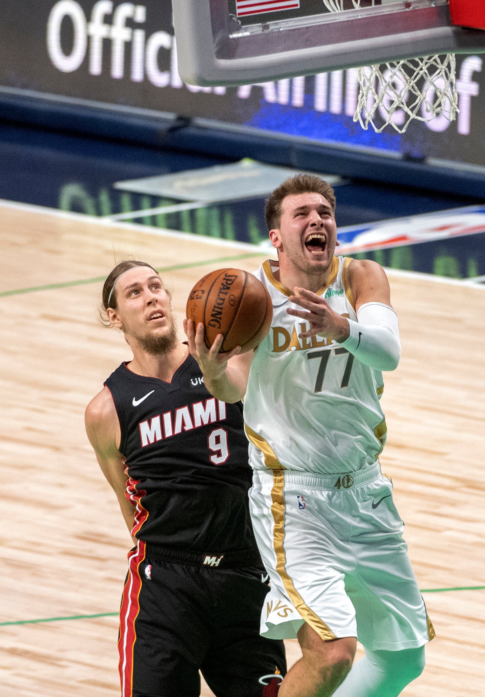 El base de los Mavericks de Dallas Luka Doncic lanza frente al alero del Heat de Miami Kelly Olynyk en el encuentro del viernes 1 de enero del 2021.&nbsp;