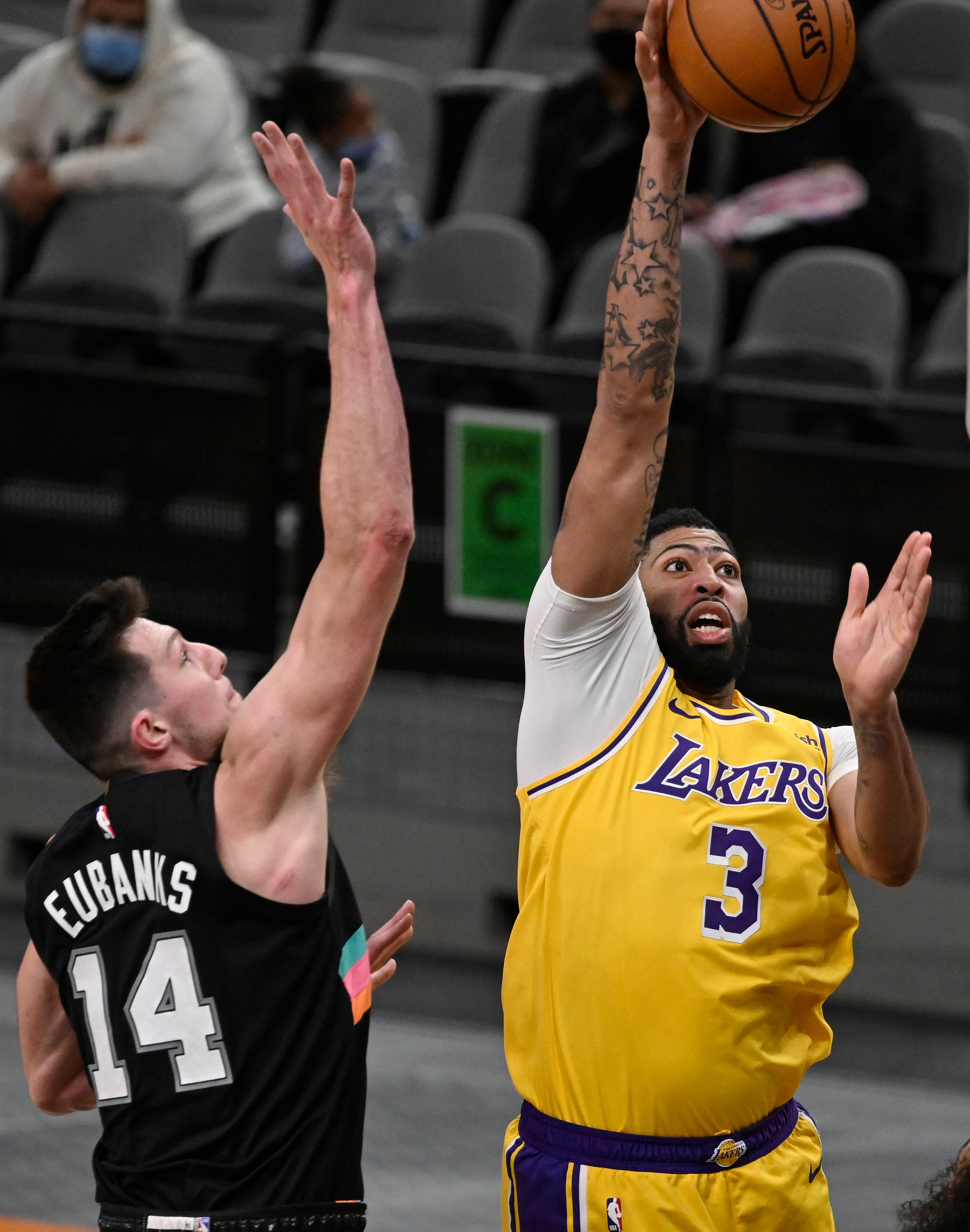 El alero de los Lakers de Los Ángeles Anthony Davis lanza el balón mientras lo defiende Drew Eubanks de los Spurs de San Antonio el viernes 1 de enero del 2021.&nbsp;
