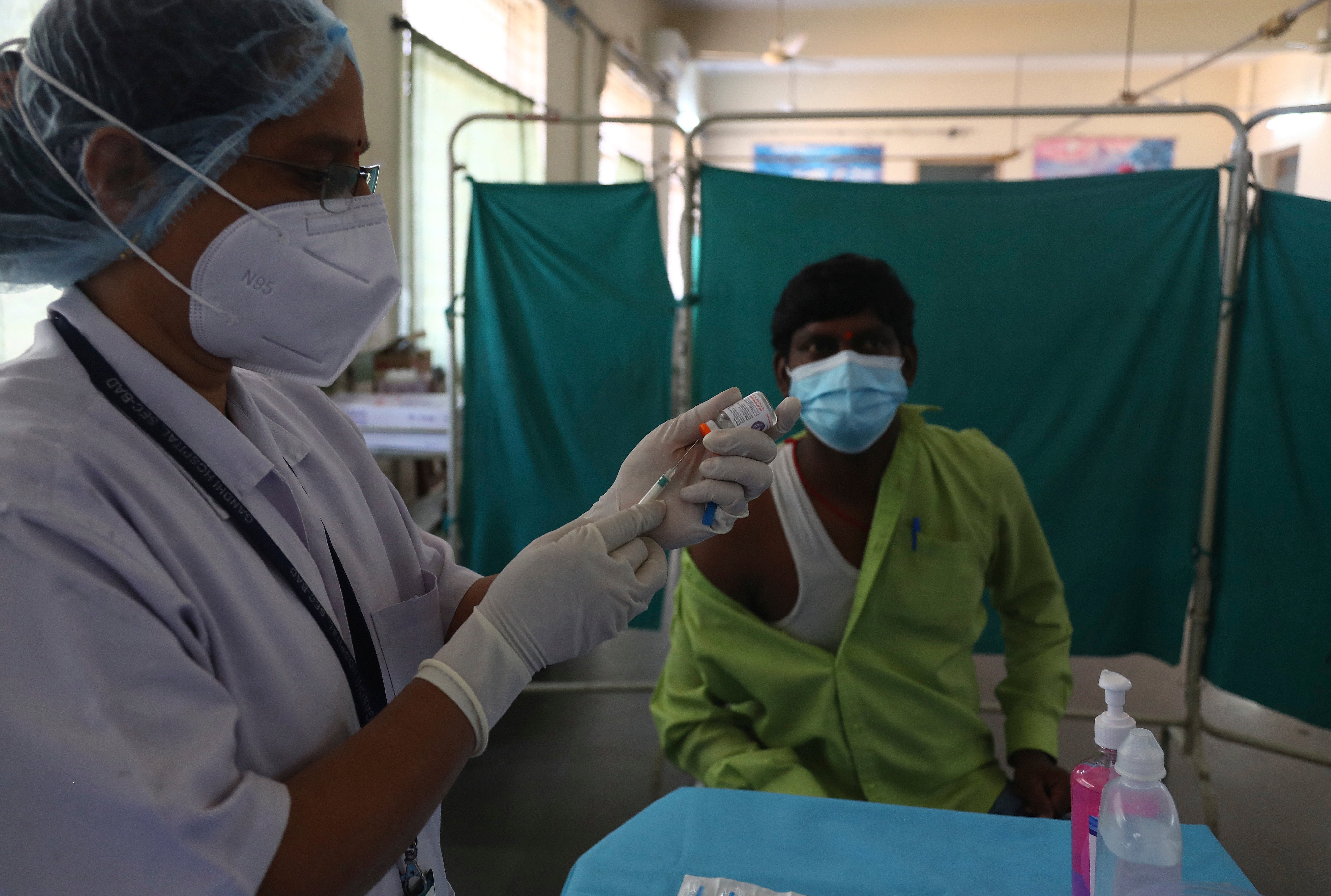 Un trabajador sanitario participa en una prueba del sistema de distribución de vacunas contra el COVID-19 en Hyderabad, India, el 2 de enero de 2021.