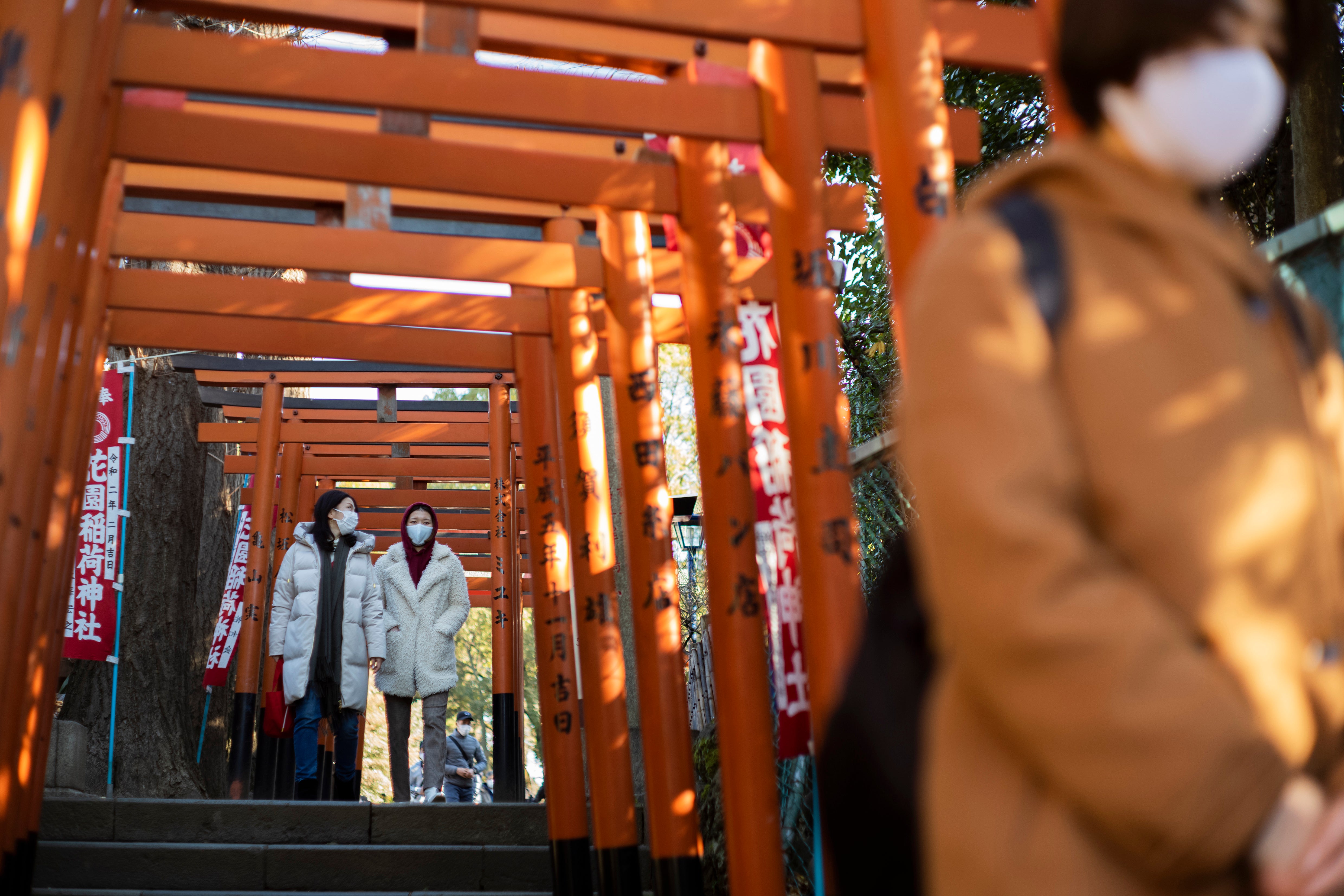 Unas personas visitan santuarios en Tokio, el 1 de enero de 2021.&nbsp;