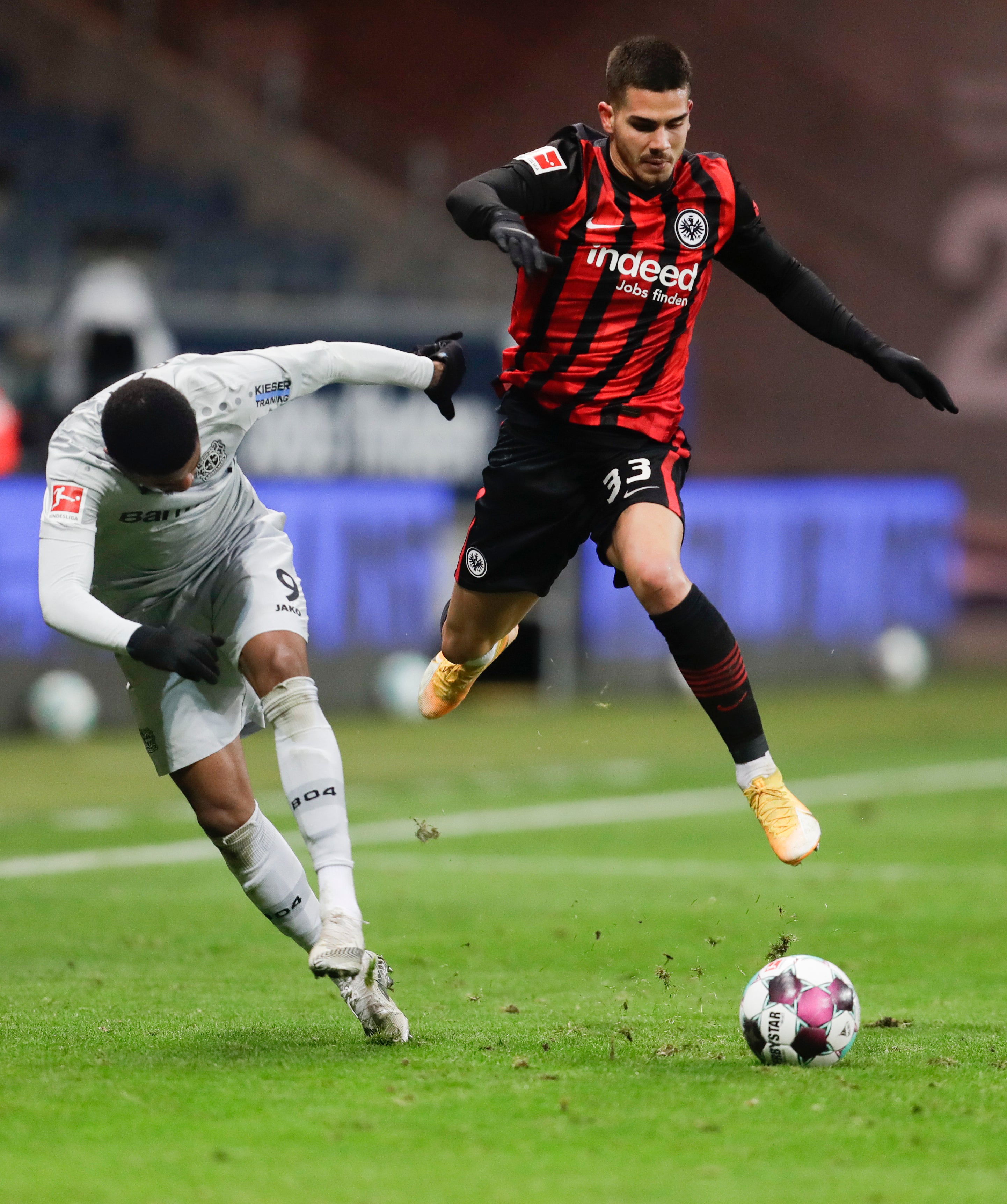 El jugador de Frankfurt Andre Silva, derecha, avanza con el balón ante la defensa de Leon Bailey, de Bayer Leverkusen, en un partido de la Bundesliga el sábado, 2 de enero del 2021. &nbsp;