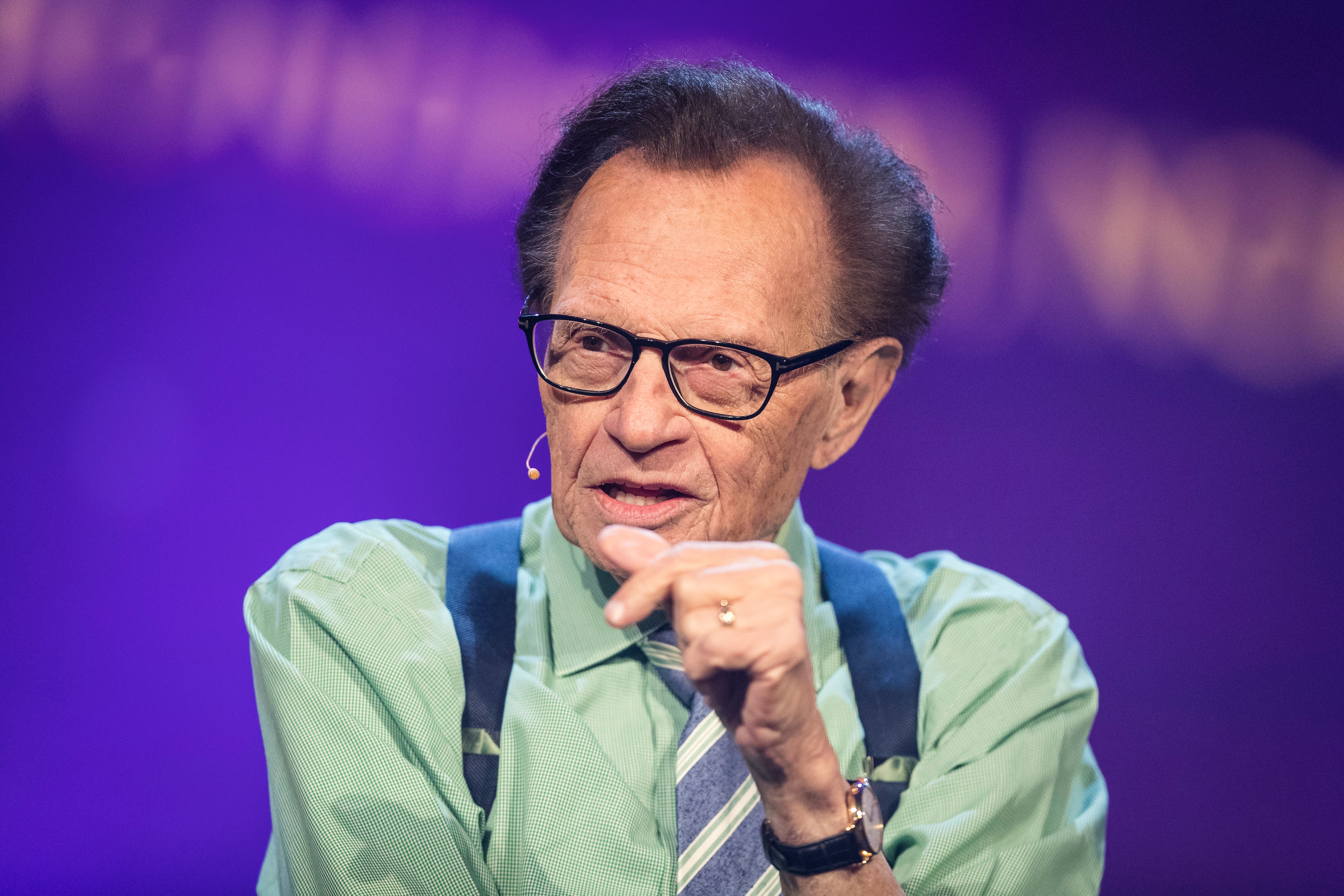 El presentador Larry King fue hospitalizado por COVID-19 en California