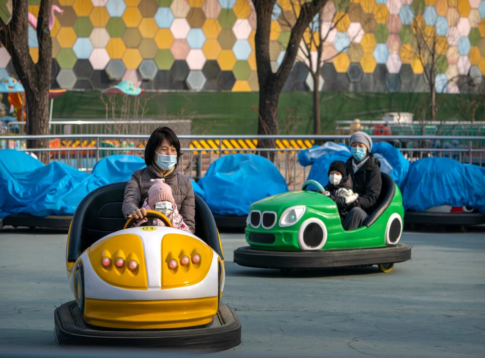 <p>Personas con mascarillas para impedir la propagación del coronavirus se divierten en cochecitos en un parque público en Beijing, el sábado 2 de enero de 2021.&nbsp;</p>