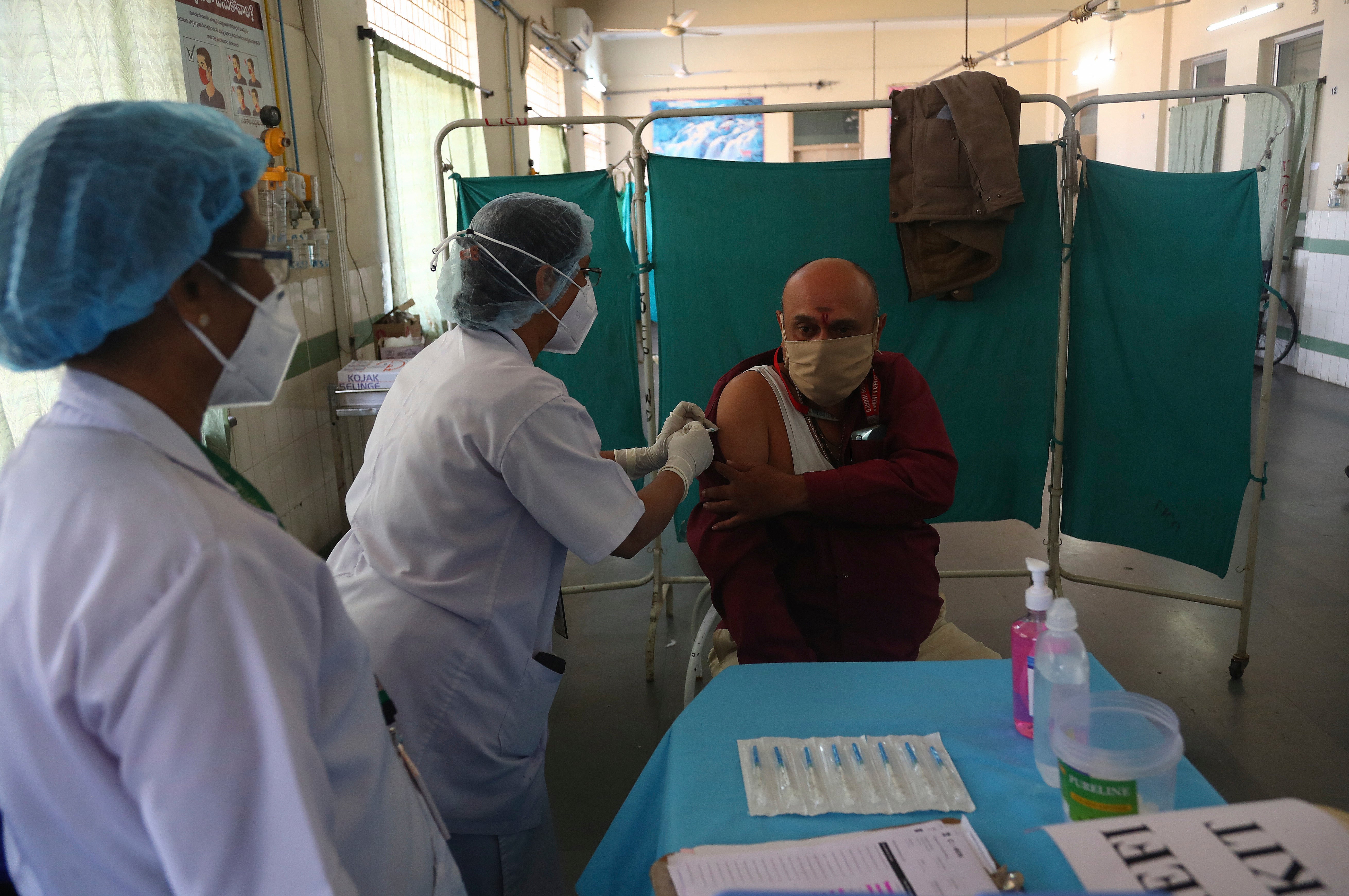 Trabajadoras de salud participan en pruebas para una campaña de vacunación contra el COVID-19 el sábado 2 de enero de 2021, en Hyderabad, India.&nbsp;