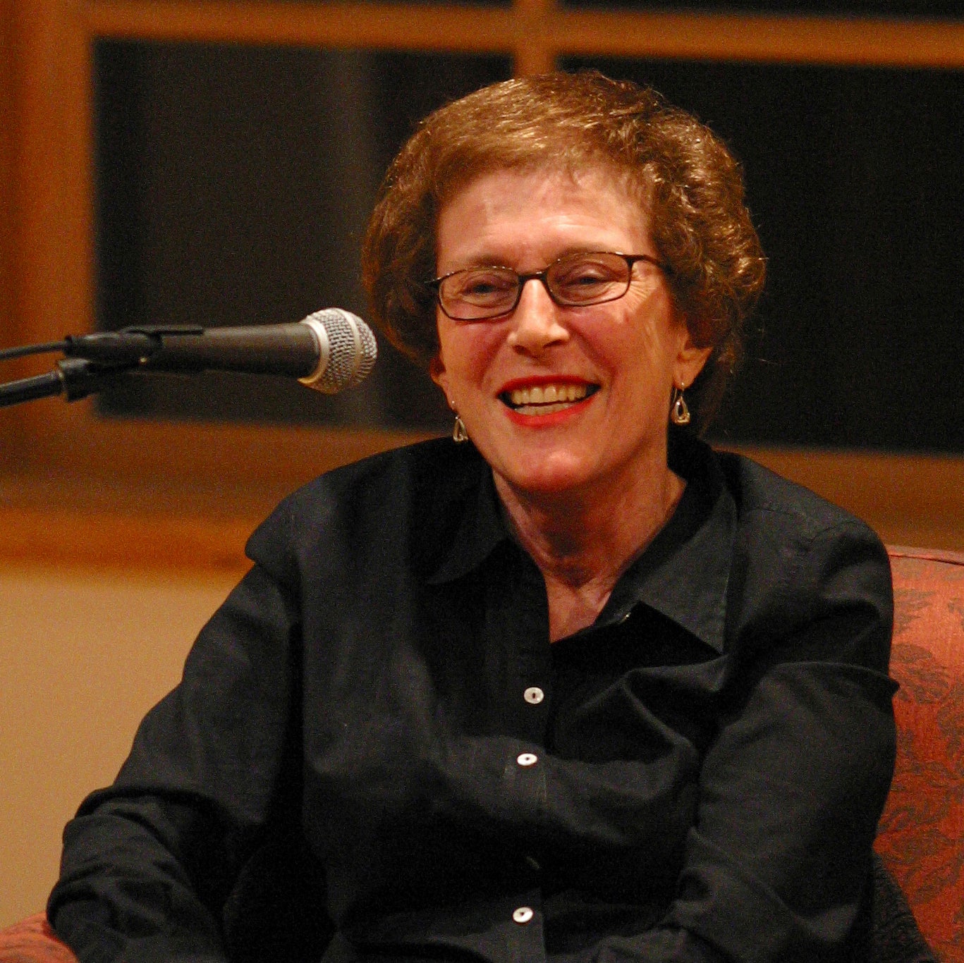 En esta fotografía de 2003 proporcionada por Patricia Williams se ve a Joan Micklin Silver sonriendo al ser entrevistada por Kenneth Turan en el Centro Nacional de Libros en Yiddish, en Amherst, Massachusetts.&nbsp;