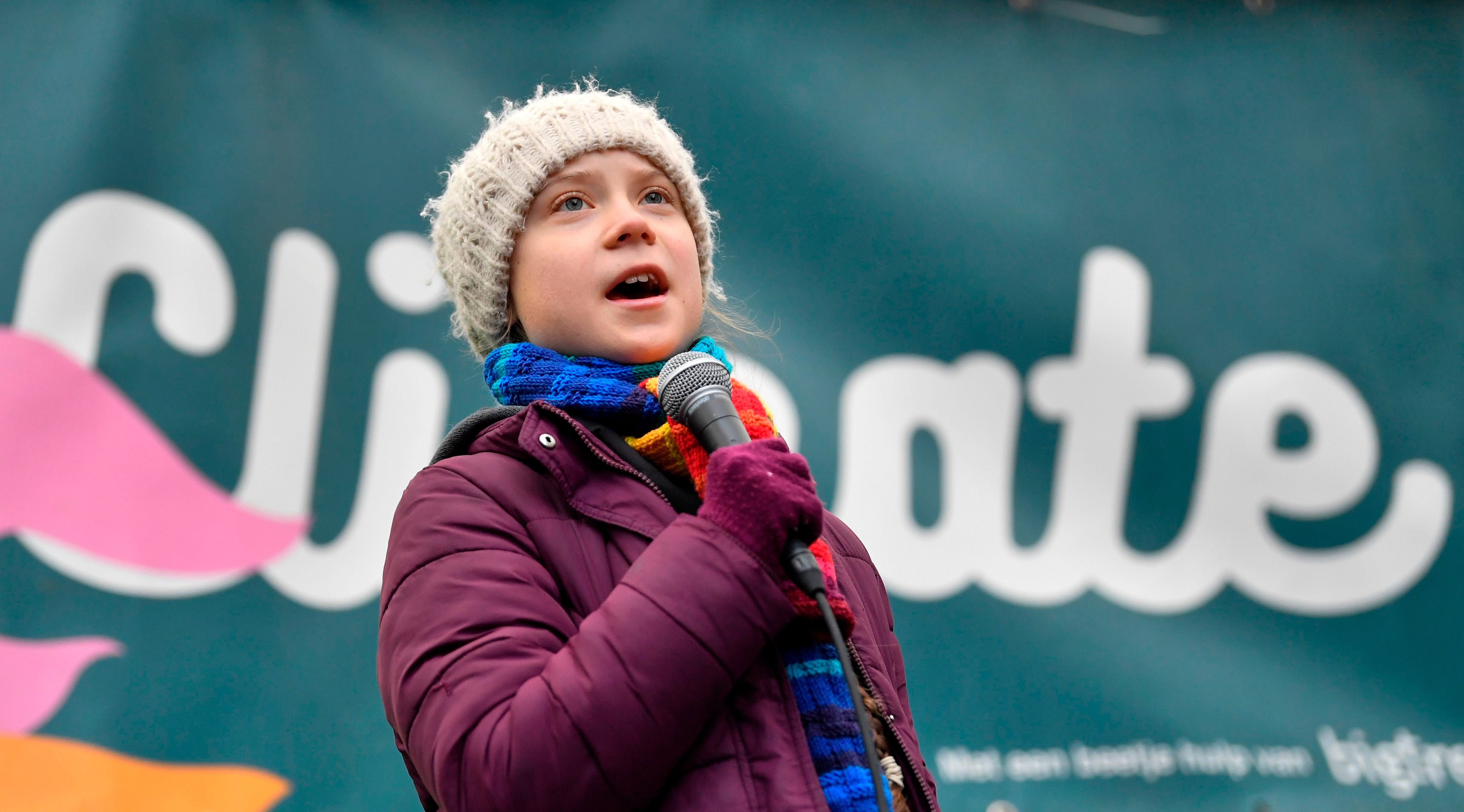(ARCHIVOS) En esta foto de archivo tomada el 6 de marzo de 2020, la ambientalista sueca Greta Thunberg habla durante una marcha de protesta "Youth Strike 4 Climate" en Bruselas. - La activista climática Greta Thunberg fue galardonada el 20 de junio con un premio de derechos portugueses y rápidamente prometió el premio de un millón de euros a grupos que trabajan para proteger el medio ambiente y detener el cambio climático.&nbsp;