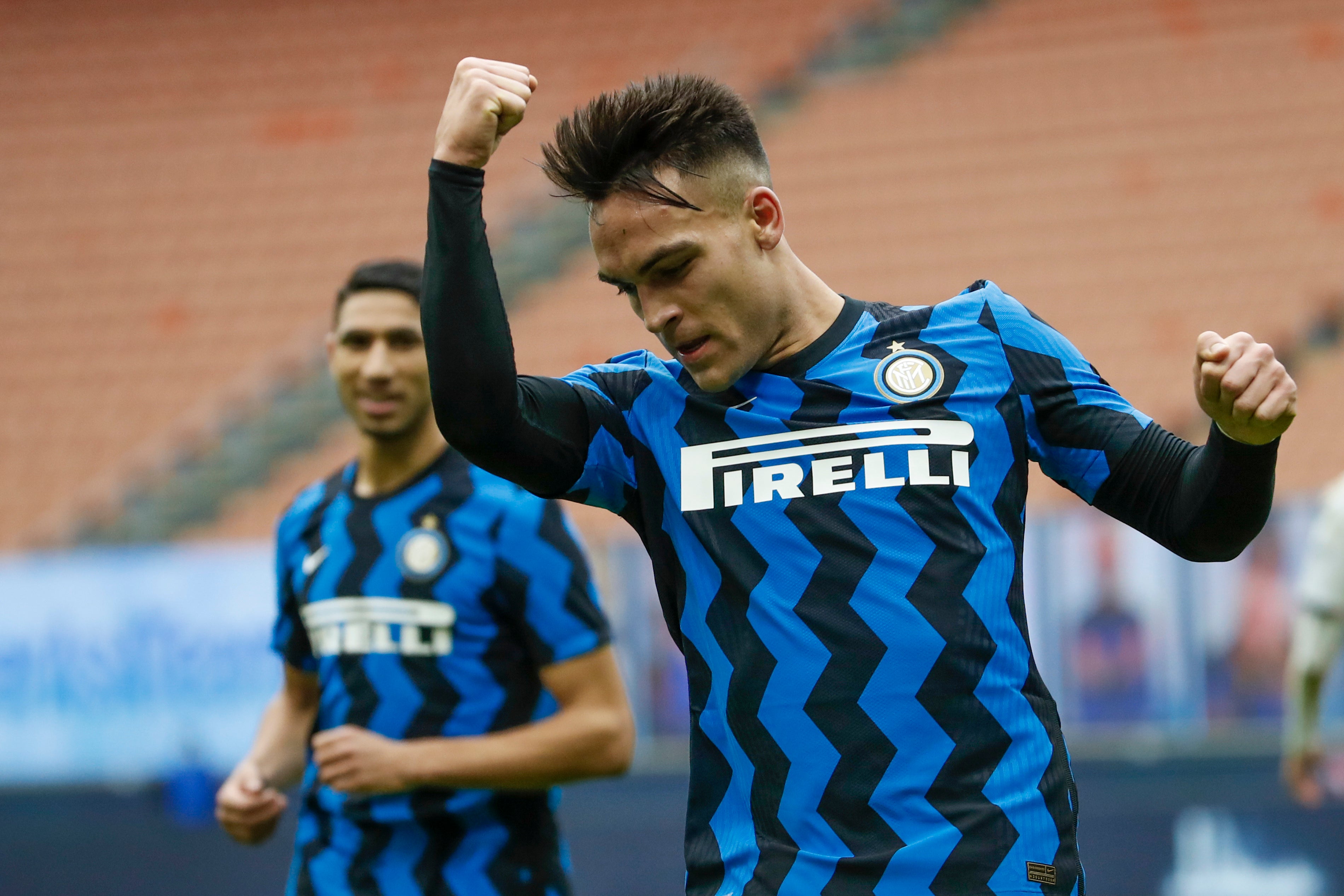 El delantero argentino festeja tras anotar el quinto gol del Inter en duelo de la Serie A ante Crotone.