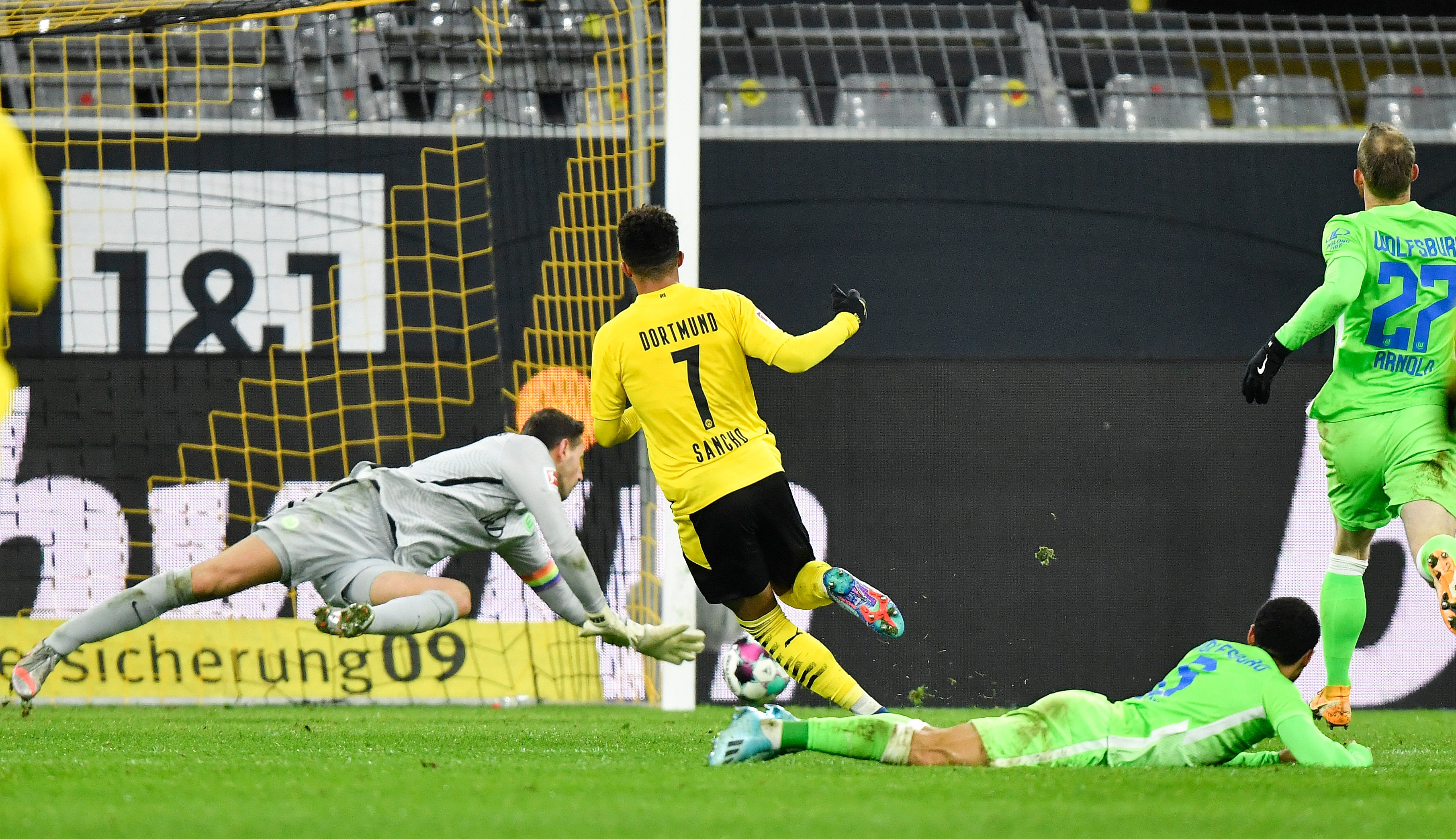 Jadon Sancho anota el segundo gol del Borussia Dortmund en un juego por la Bundesliga ante Wolfsburgo.