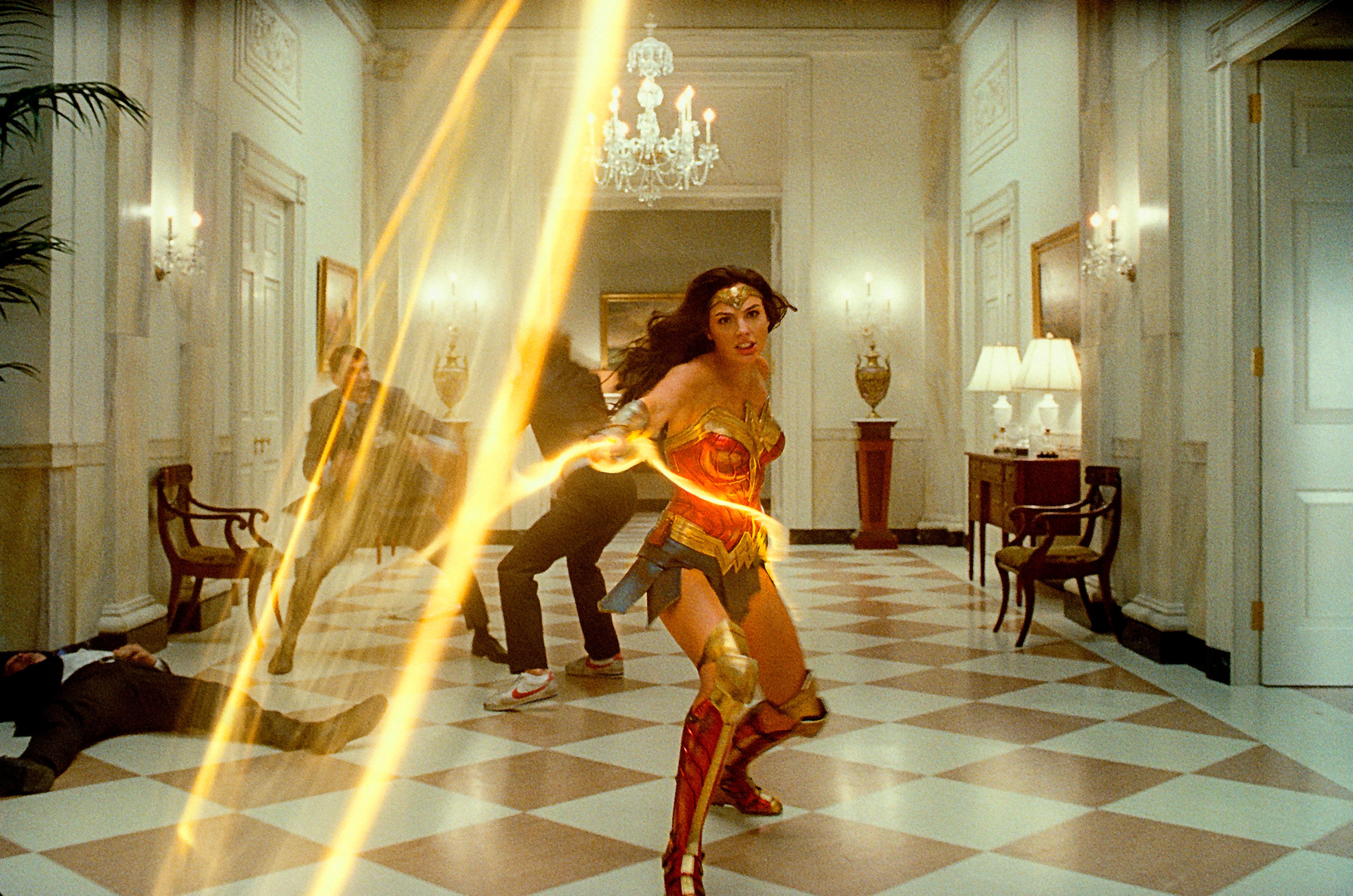 Gal Gadot en una escena de "Wonder Woman 1984" en una imagen proporcionada por Warner Bros. Entertainment.&nbsp;