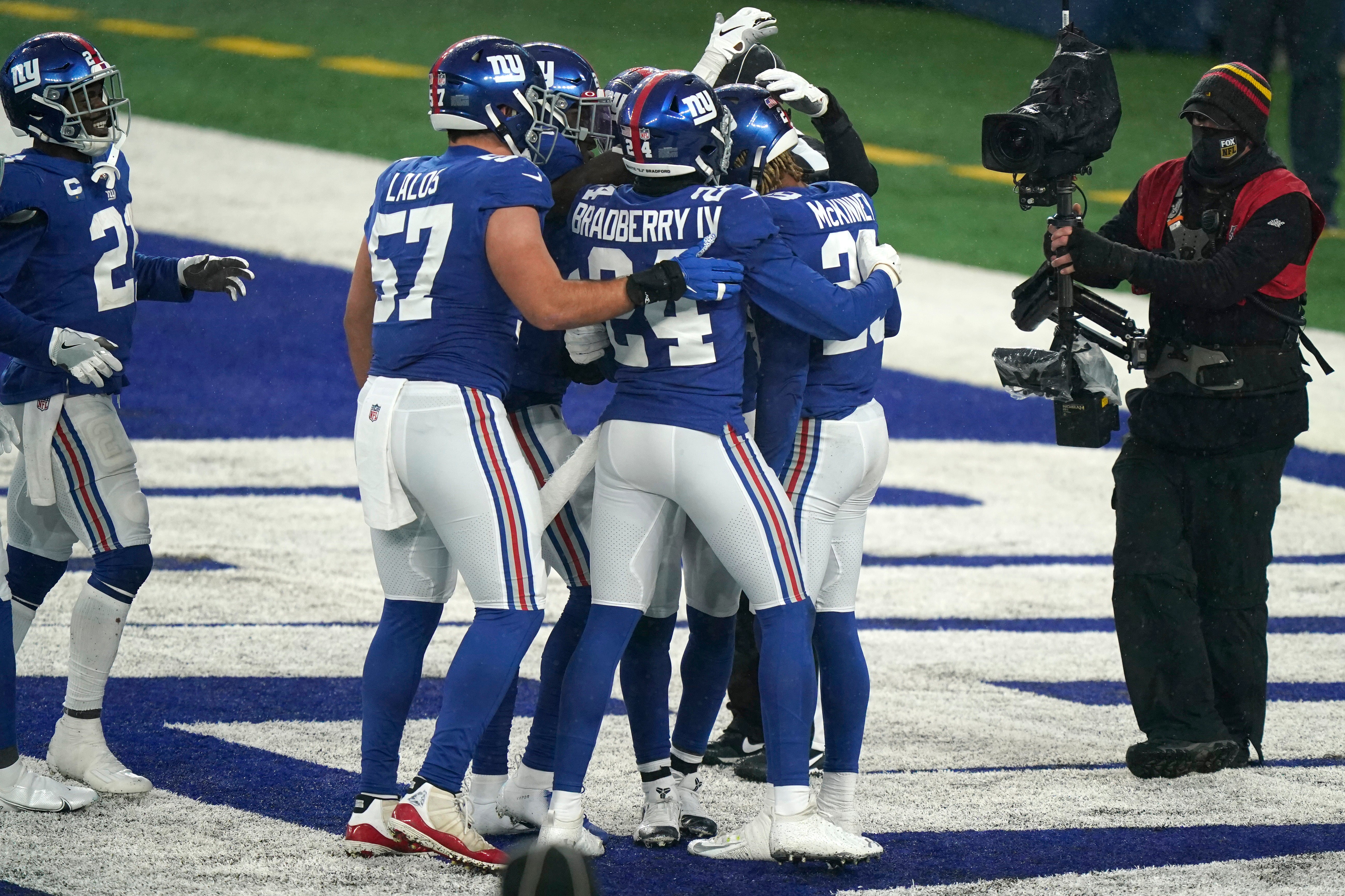 Xavier McKinney de los Giants de Nueva York es felicitado por sus compañeros tras interceptar un pase decisivo en el encuentro ante los Cowboys de Dallas.