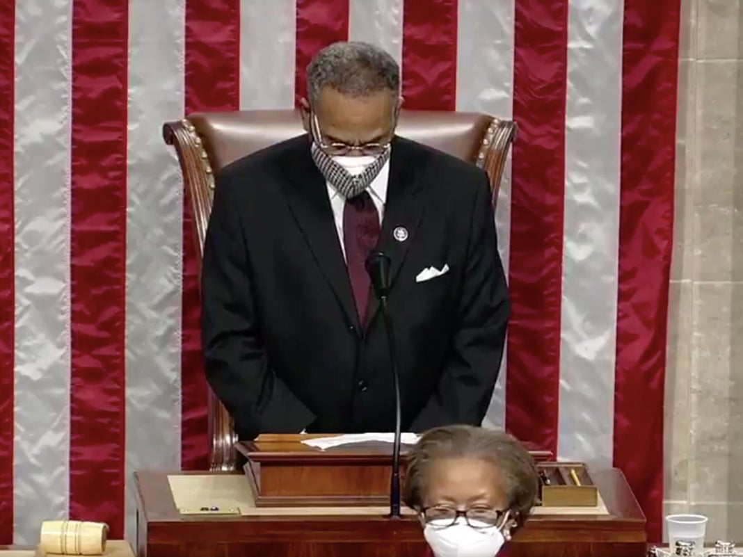 Legislador demócrata sorprende con una oración incluyente