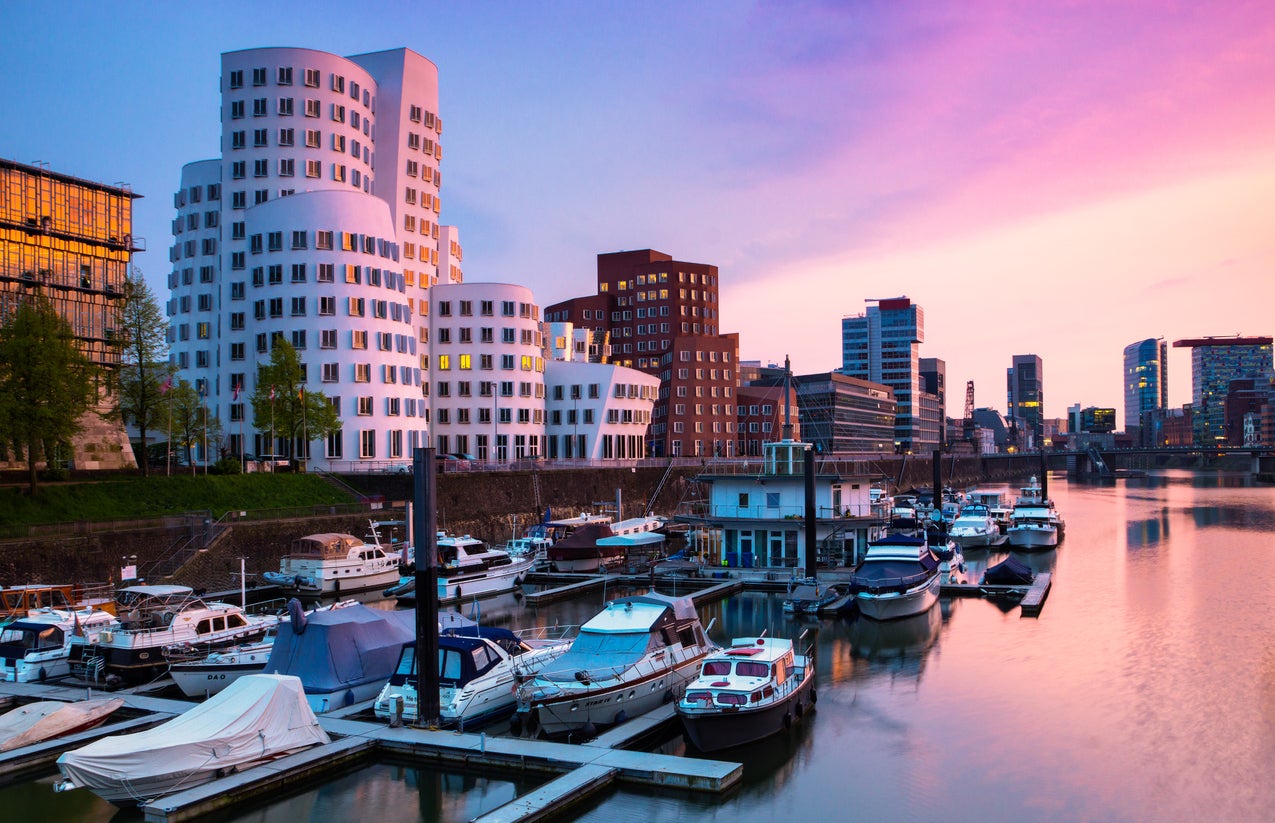 Puesta de sol sobre la dársena del puerto de Düsseldorf