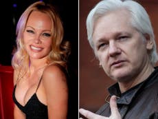Pamela Anderson expresa su apoyo a Julian Assange