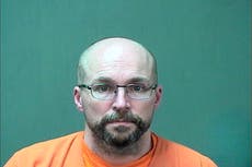 Detienen a farmacéutico que intentó arruinar vacunas contra COVID-19