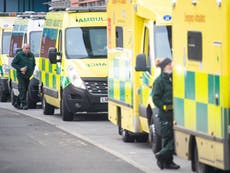 Paramédicos de Londres advierten sobre crisis hospitalaria:  “Personas están muriendo mientras esperan”