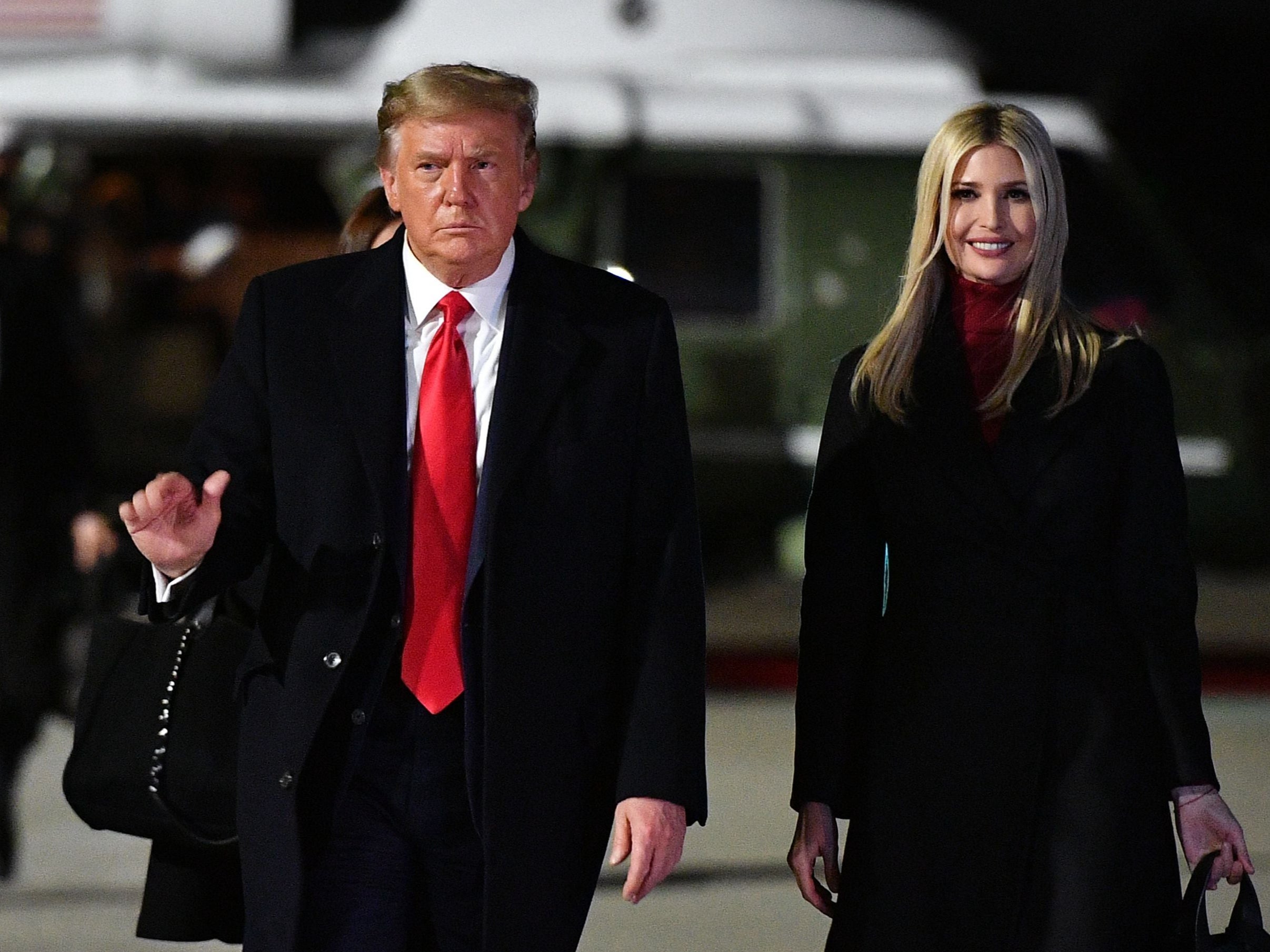 Ivanka Trump causa confusión al etiquetar erróneamente a Meat Loaf en una foto con su padre