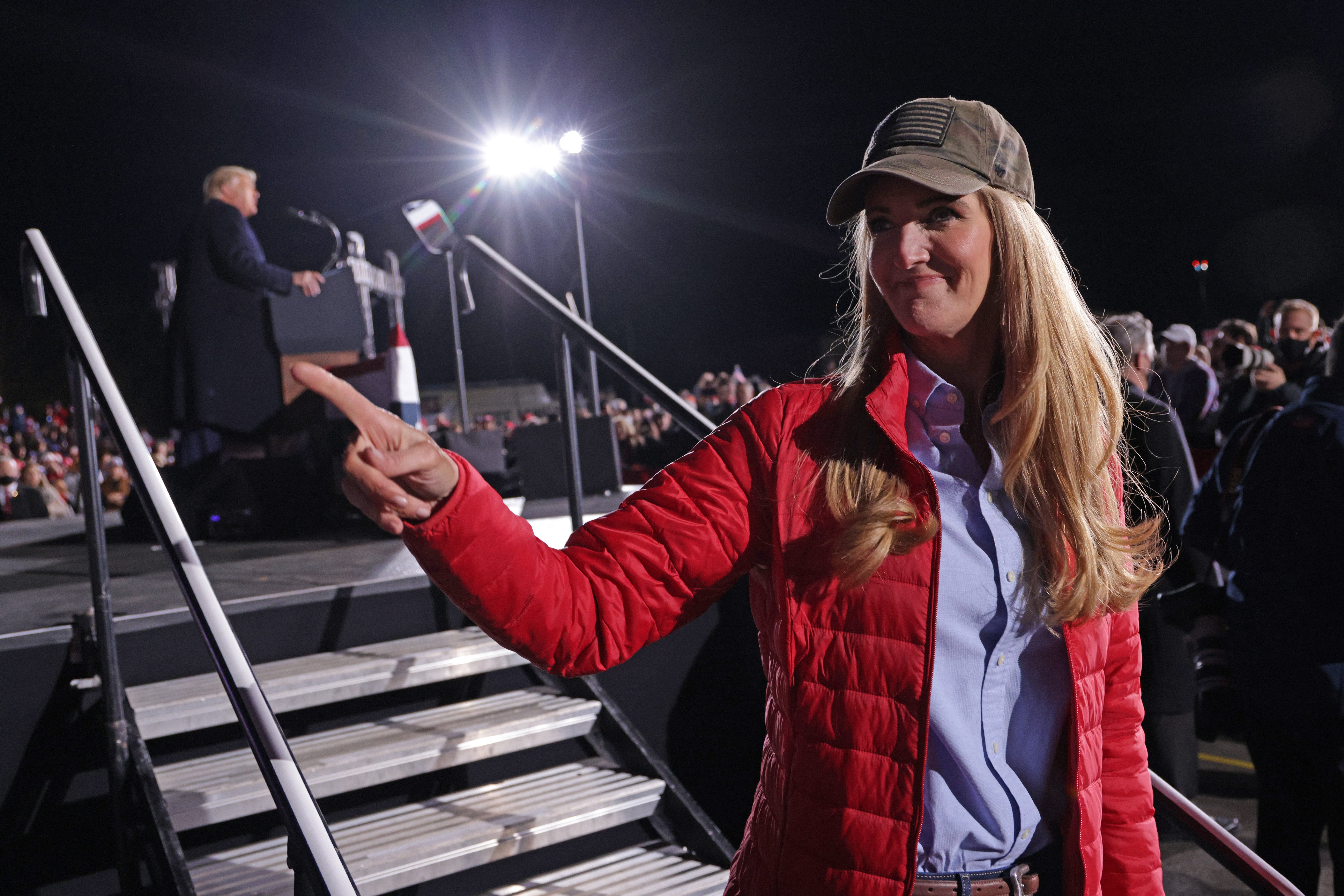 Loeffler y Perdue son acusados de anuncios racistas contra oponentes 