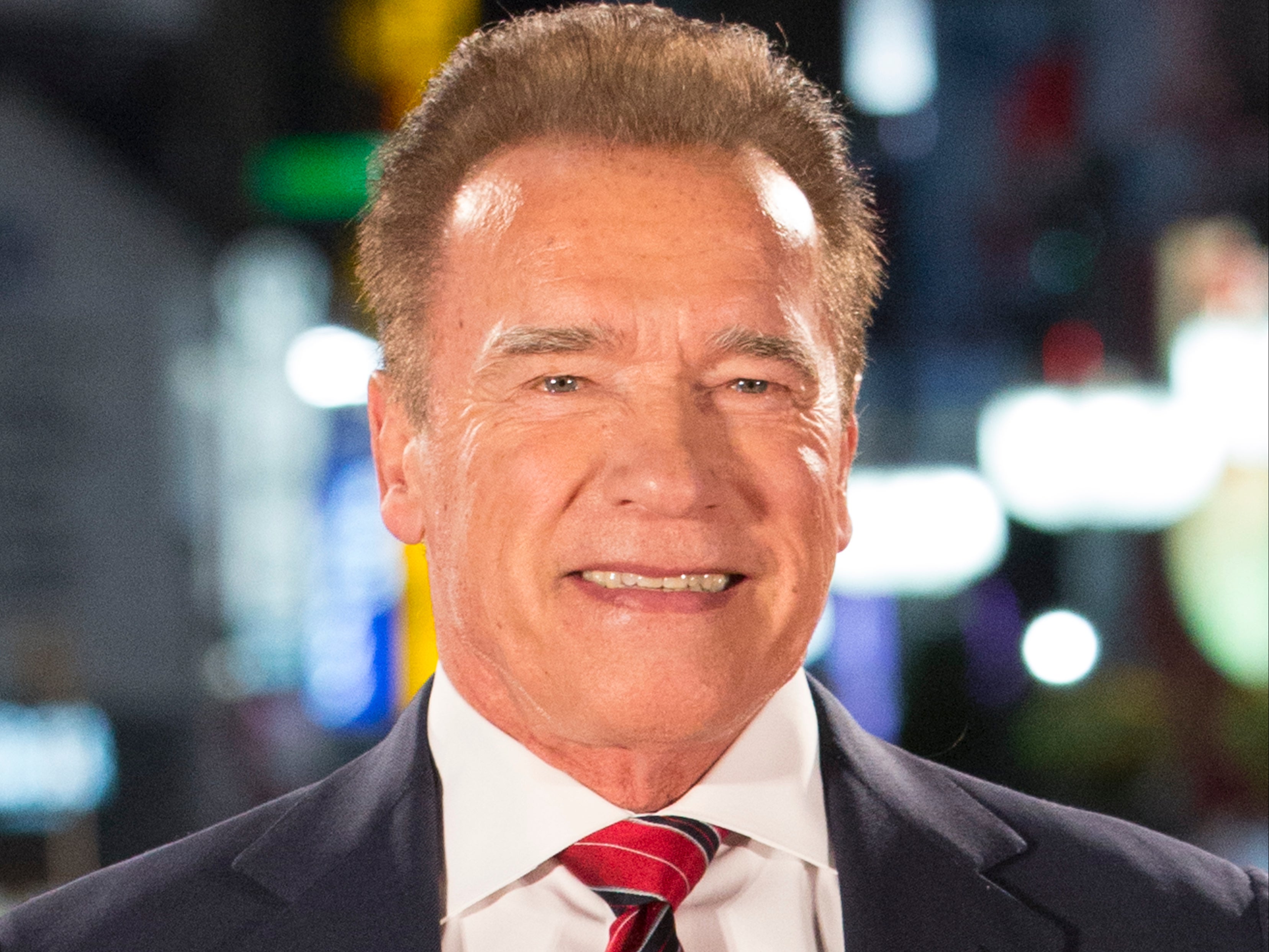 <p>En un mordaz artículo de opinión para The Economist, Schwarzenegger escribió que está "profundamente preocupado" por Estados Unidos.</p>