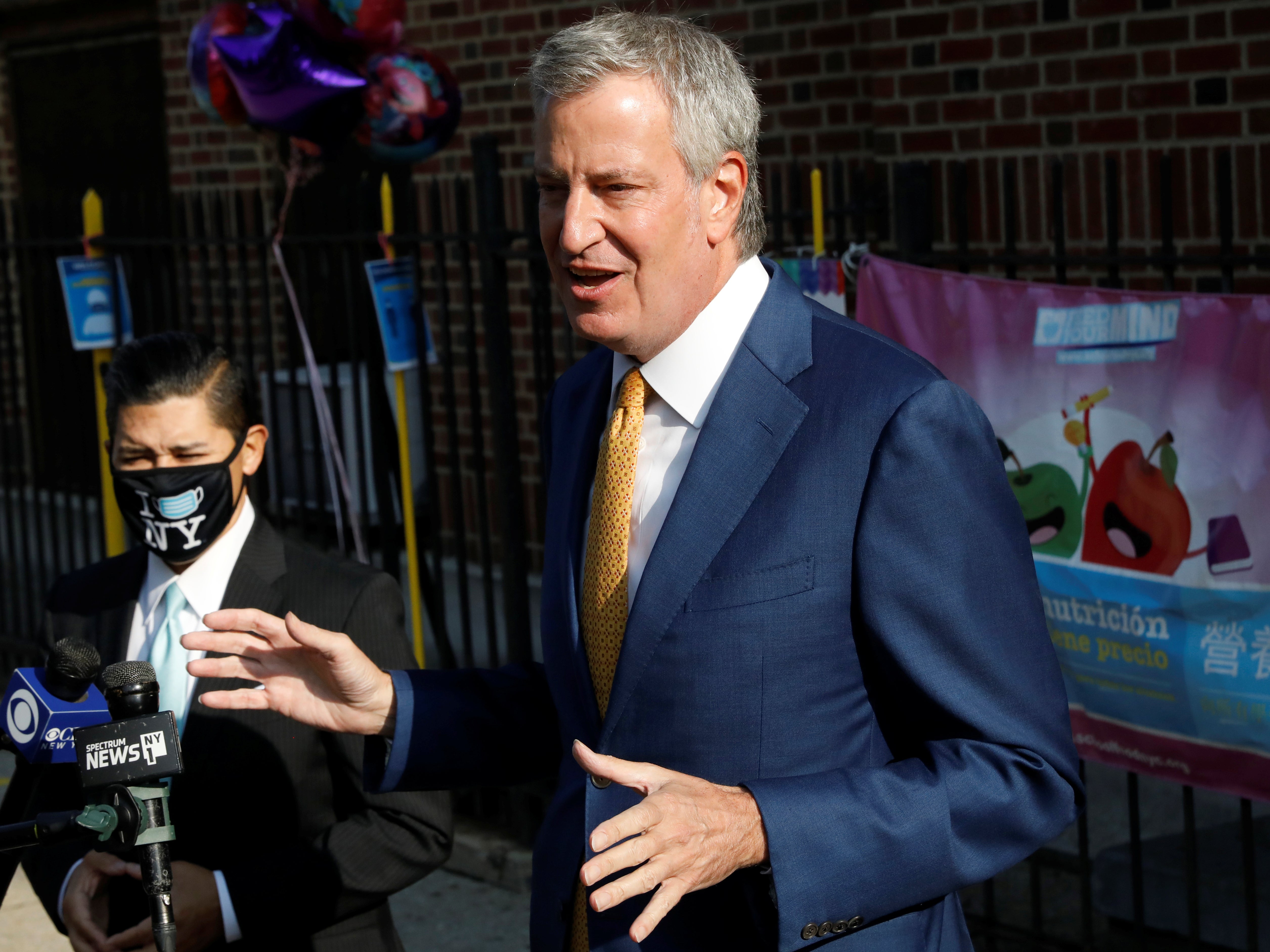 COVID: Bill de Blasio pide prohibir los viajes desde el Reino Unido